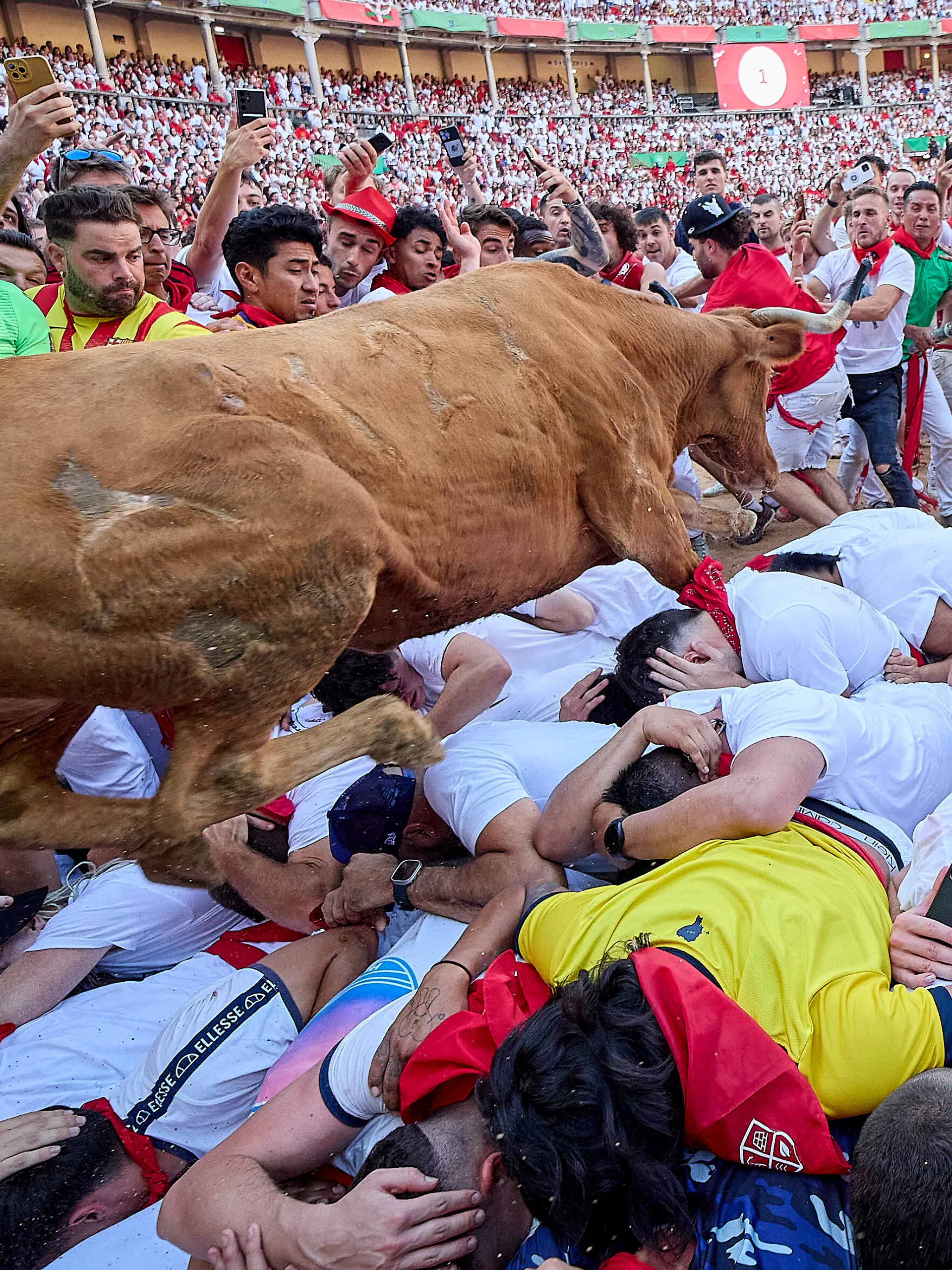 Menschen während des «Sanfermines»-Festes in der Stierkampfarena von Pamplona. Das wilde und gefährliche Spektakel lockt jedes Jahr im Juli mehr als eine Million Schaulustige in die spanische Stadt Pamplona. Bei der Stierhatz riskieren vor allem junge Männer Gesundheit und bisweilen auch das Leben. +++ dpa-Bildfunk +++