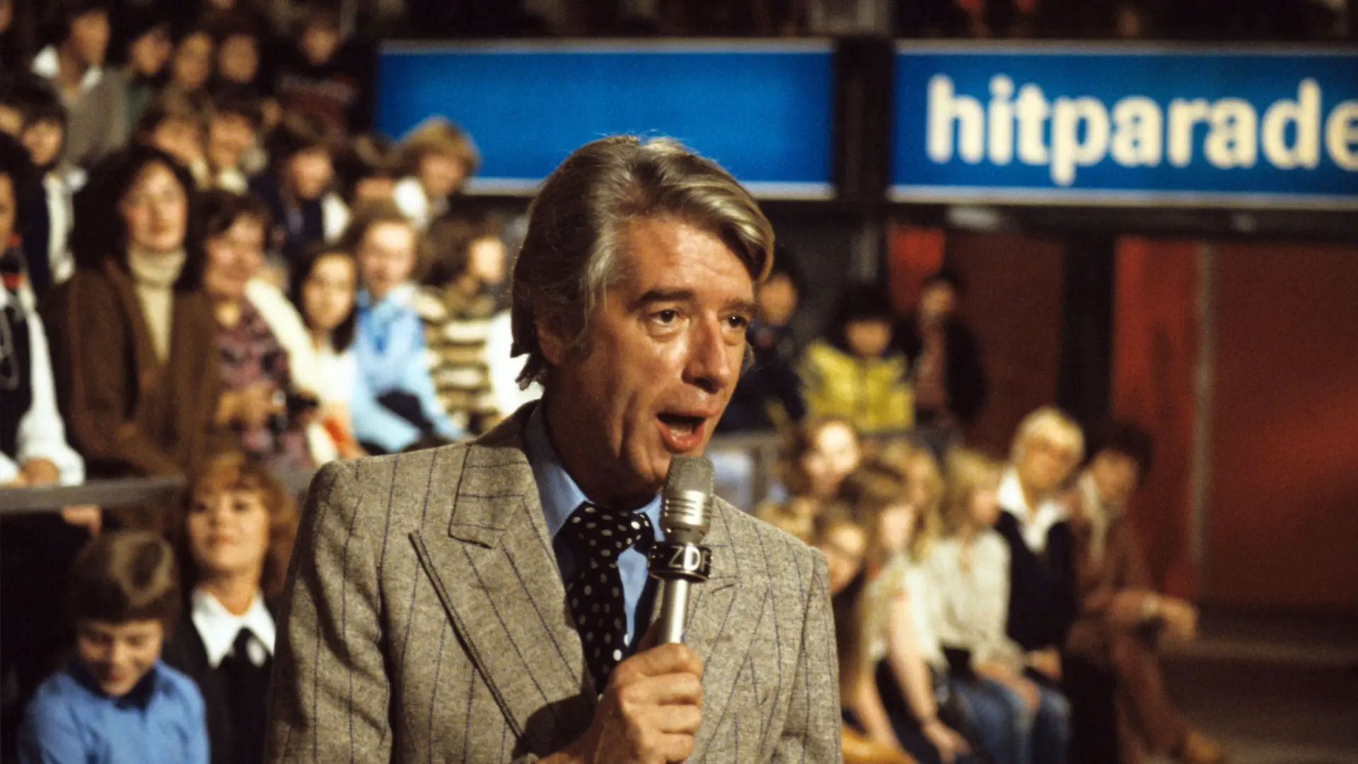 Rudi Carrell (r) bei einem Auftritt in der ZDF-Hitparade in den 1970er Jahren. Von 1969 bis 2000 wurde die Hitparade einmal monatlich am frühen Samstagabend ausgestrahlt. Bis 1987 durften nur deutschsprachige Interpreten um die Gunst des Publikums wetteifern. Moderiert wurde die Sendung von Dieter Thomas Heck (bis 1984), Victor Worms (1985-1989) und Uwe Hübner (1990-2000). Foto: Walter Becher +++(c) dpa - Report+++