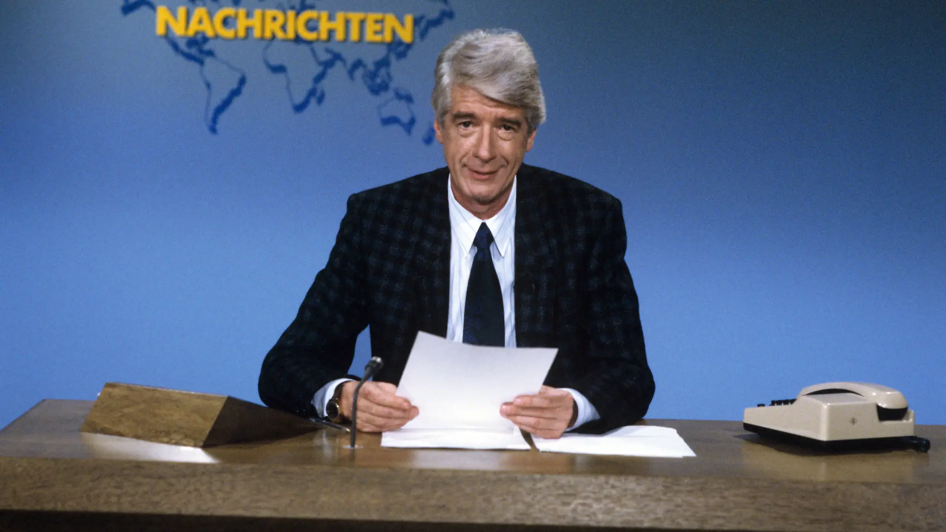 Der niederländische Showmaster Rudi Carrell als Nachrichtensprecher in seiner Comedy-Show "Rudis Tagesshow" 1985.