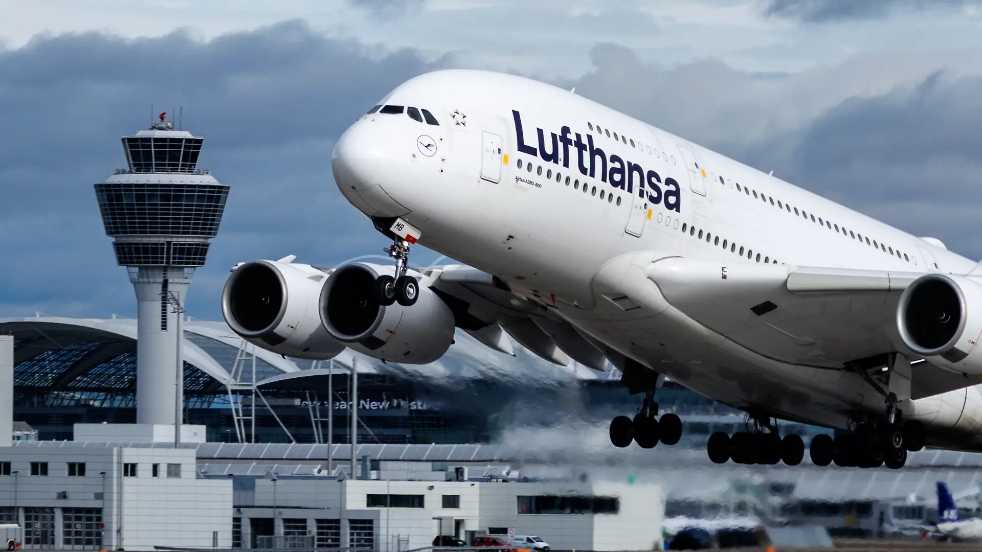 Ein Lufthansa-A380 hebt ab. Und mit ihm eine neue Gebühr.