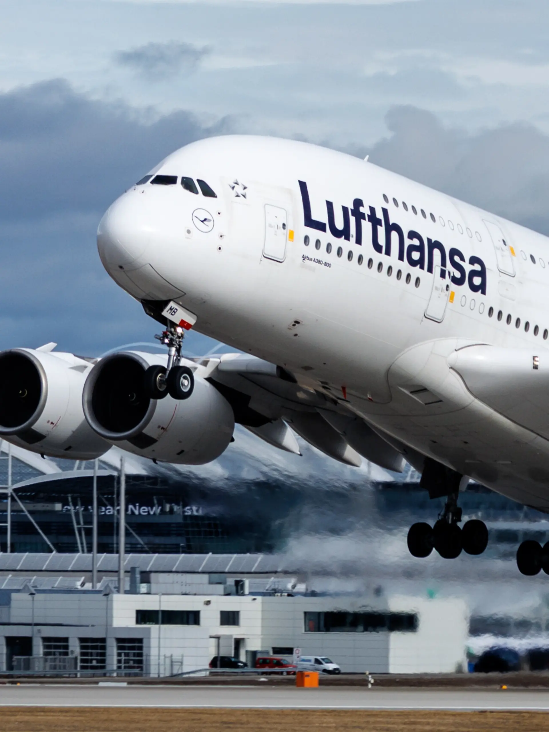 Ein Lufthansa-A380 hebt ab. Und mit ihm eine neue Gebühr.