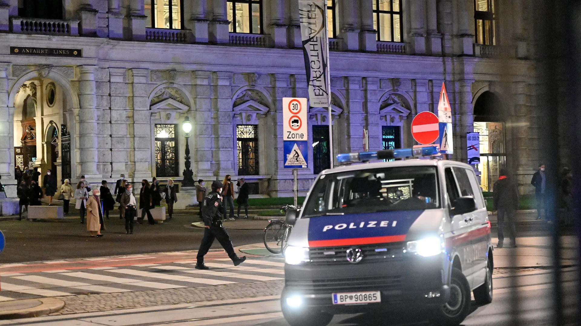 03.11.2020, Österreich, Wien: Besucher verlassen nach einer Vorstellung das Burgtheater am abgesperrten Ring. Bei einem Terrorangriff in der Wiener Innenstadt sind am Abend mehrere Menschen getötet und verletzt worden. Die Attacke von Wien geht nach den Worten von Österreichs Innenminister Nehammer auf das Konto mindestens eines islamistischen Terroristen. Foto: Herbert Neubauer/APA/dpa +++ dpa-Bildfunk +++