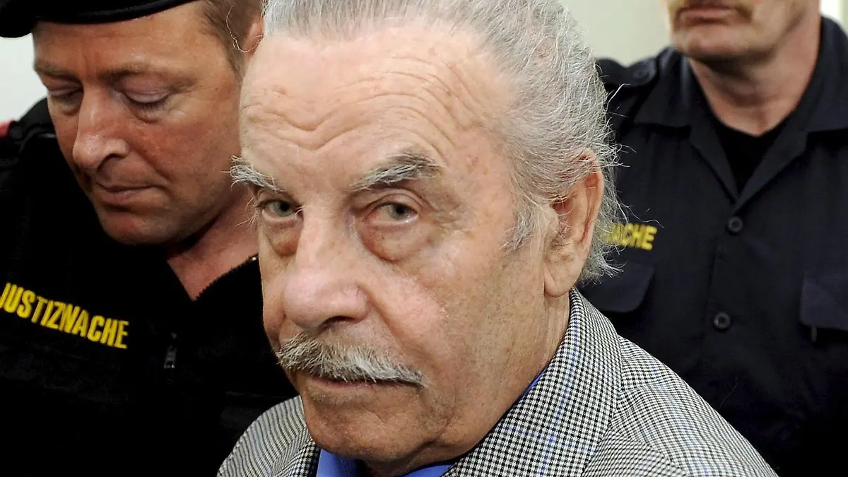 Defendant Josef F. (C), prior to the start of the fourth day of his trial for incest on 19 March 2009, at the provincial courthouse in St. Poelten. Josef F., the Austrian father on trial for imprisoning and raping his daughter Elisabeth for 24 years in the cellar of his home, pleaded guilty to murder 18 March 2009. An Austrian prosecutor is urging a jury to hand down a life sentence to Josef F., who imprisoned his daughter in a windowless cell for 24 years and fathered her seven children. Prosecutor Christiane Burkheiser called for the maximum punishment in her closing arguments in Josef F.'s trial in St. Poelten. COURT IMPOSED RESTRICTIONS APPLY: These photographs are being licensed free of charge for editorial use by media representatives covering the ongoing criminal trial. All other uses, including resale of the photographs, are strictly prohibited. The user takes sole responsibility for protecting the image and identity rights of those pictured, by pixellation or other means. EPA/ROBERT JAEGER / POOL NO SALES - EDITORIAL USE ONLY  +++(c) dpa - Bildfunk+++