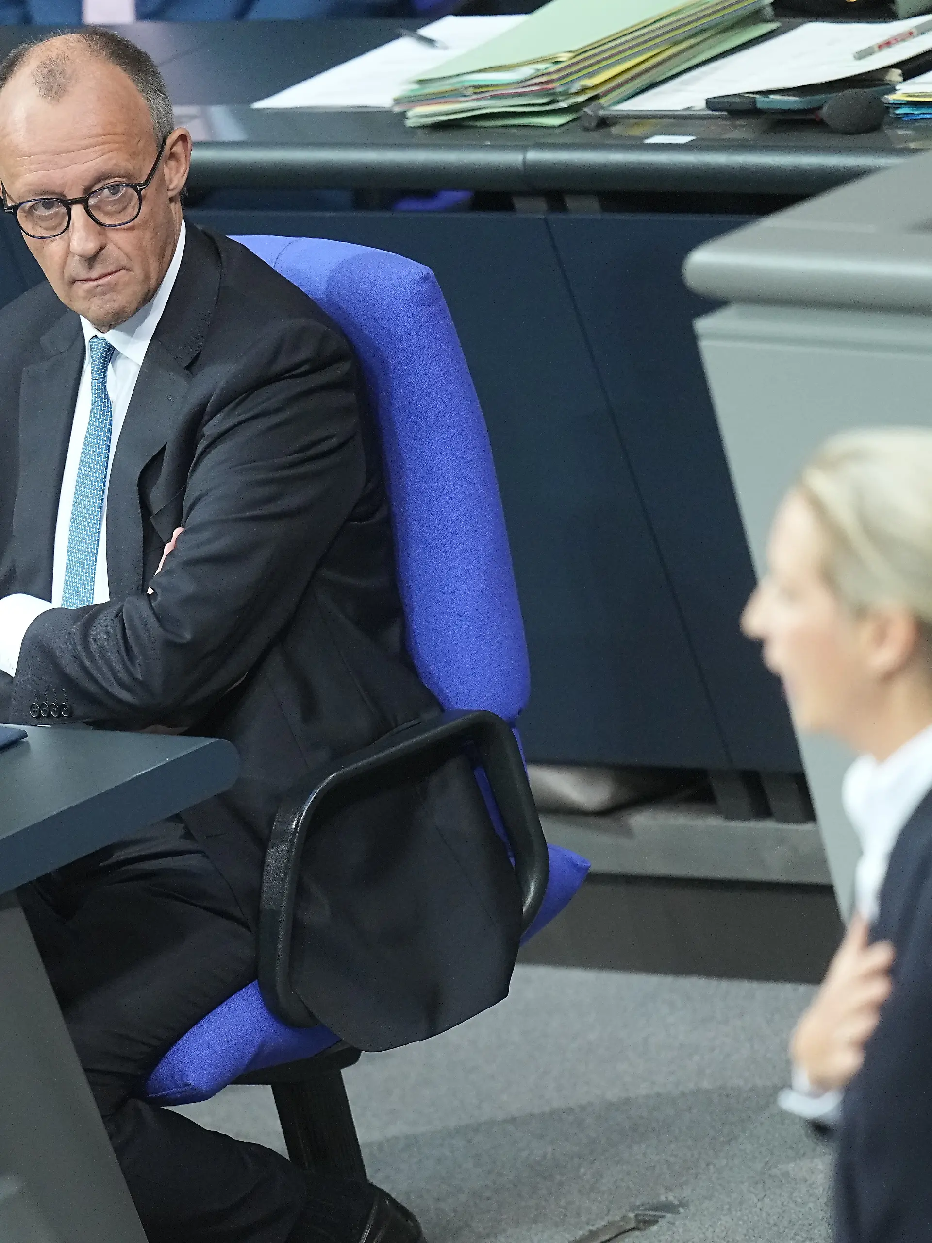 Bundeskanzler Friedrich Merz (CDU) schaut zu Alice Weidel, Fraktions- und Bundesvorsitzende der AfD, während sie in der Generaldebatte im Bundestag zum Haushalt spricht. Die Debatten über den Etat des Kanzleramts werden traditionell zur Generalaussprache über die Politik der Bundesregierung genutzt. +++ dpa-Bildfunk +++