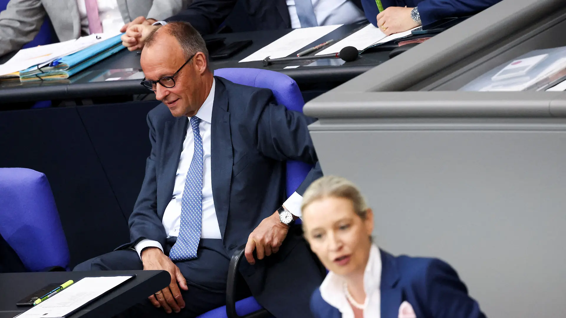 Bild zu: "Merz vs. Weidel – Showdown im Bundestag"