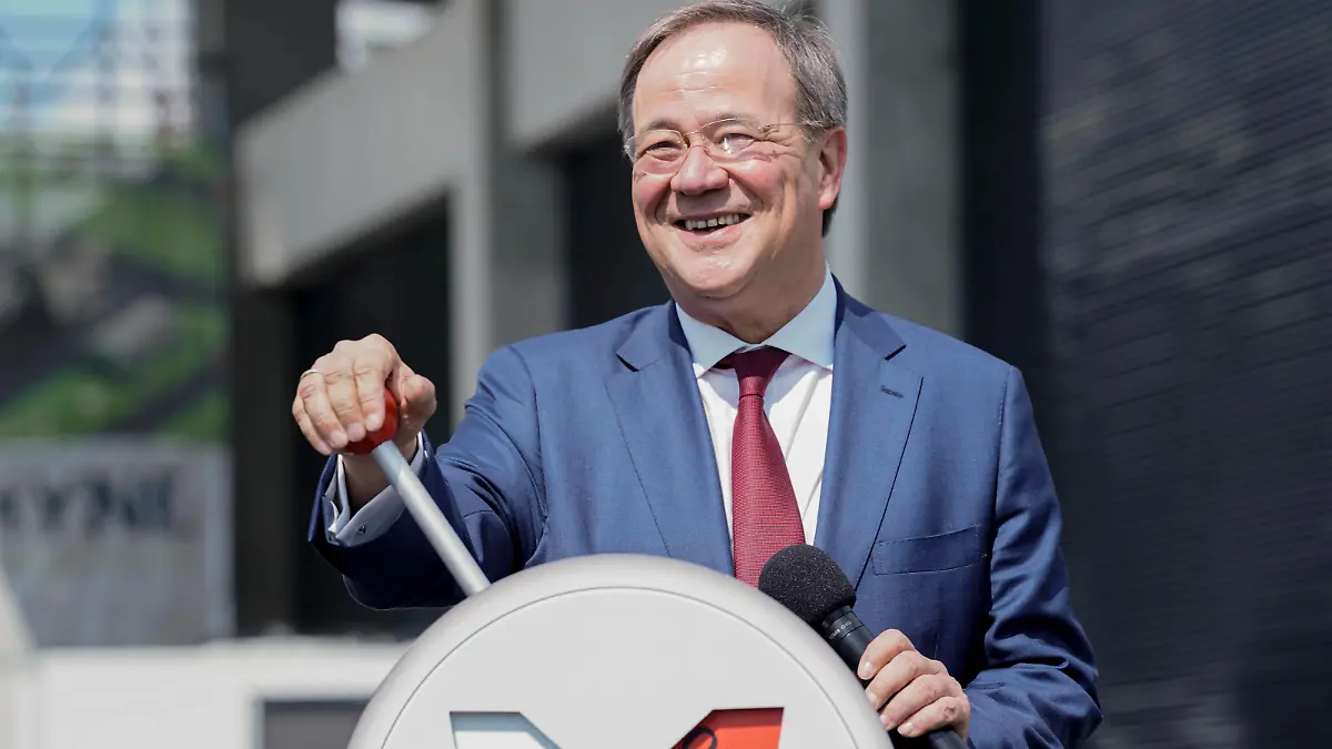 Inbetriebnahme der Shell Wasserstoff-Elektrolyse REFHYNE in Wesseling Aktuell, 02.07.2021, Wesseling, Armin Laschet Ministerpraesident von Nordrhein-Westfalen, CDU-Vorsitzender und CDU Kanzlerkandidat bei der Inbetriebnahme der Wasserstoff-elektrolyse REFHYNE Anlage von Shell am Standort in Wesseling Wesseling Nordrhein-Westfalen Deutschland *** Commissioning of the Shell hydrogen electrolysis REFHYNE in Wesseling News, 02 07 2021, Wesseling, Armin Laschet Prime Minister of North Rhine-Westphalia, CDU leader and CDU candidate for chancellor at the commissioning of the hydrogen electrolysis REFHYNE plant of Shell at the site in Wesseling Wesseling North Rhine-Westphalia Germany 