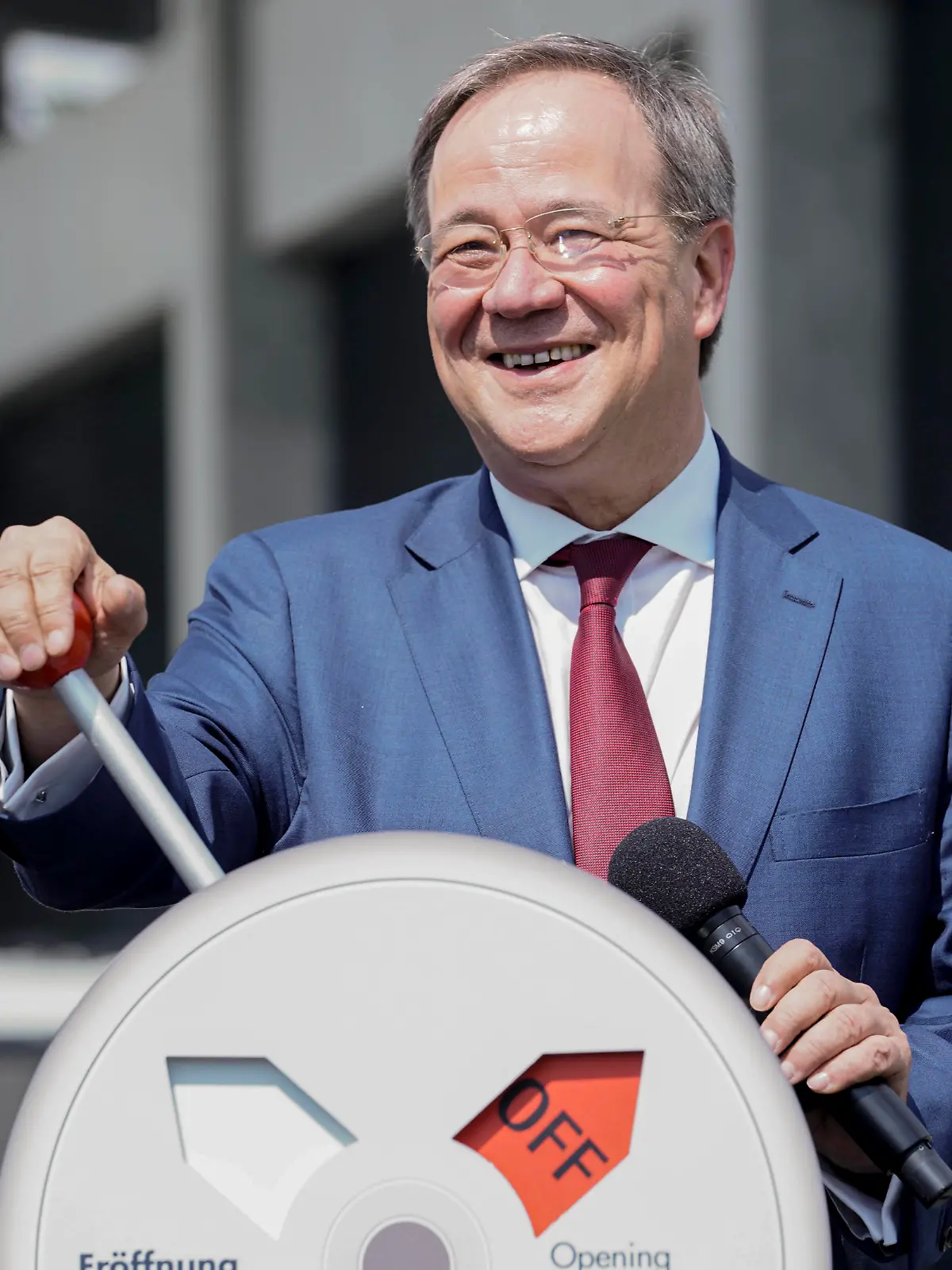 Inbetriebnahme der Shell Wasserstoff-Elektrolyse REFHYNE in Wesseling Aktuell, 02.07.2021, Wesseling, Armin Laschet Ministerpraesident von Nordrhein-Westfalen, CDU-Vorsitzender und CDU Kanzlerkandidat bei der Inbetriebnahme der Wasserstoff-elektrolyse REFHYNE Anlage von Shell am Standort in Wesseling Wesseling Nordrhein-Westfalen Deutschland *** Commissioning of the Shell hydrogen electrolysis REFHYNE in Wesseling News, 02 07 2021, Wesseling, Armin Laschet Prime Minister of North Rhine-Westphalia, CDU leader and CDU candidate for chancellor at the commissioning of the hydrogen electrolysis REFHYNE plant of Shell at the site in Wesseling Wesseling North Rhine-Westphalia Germany 