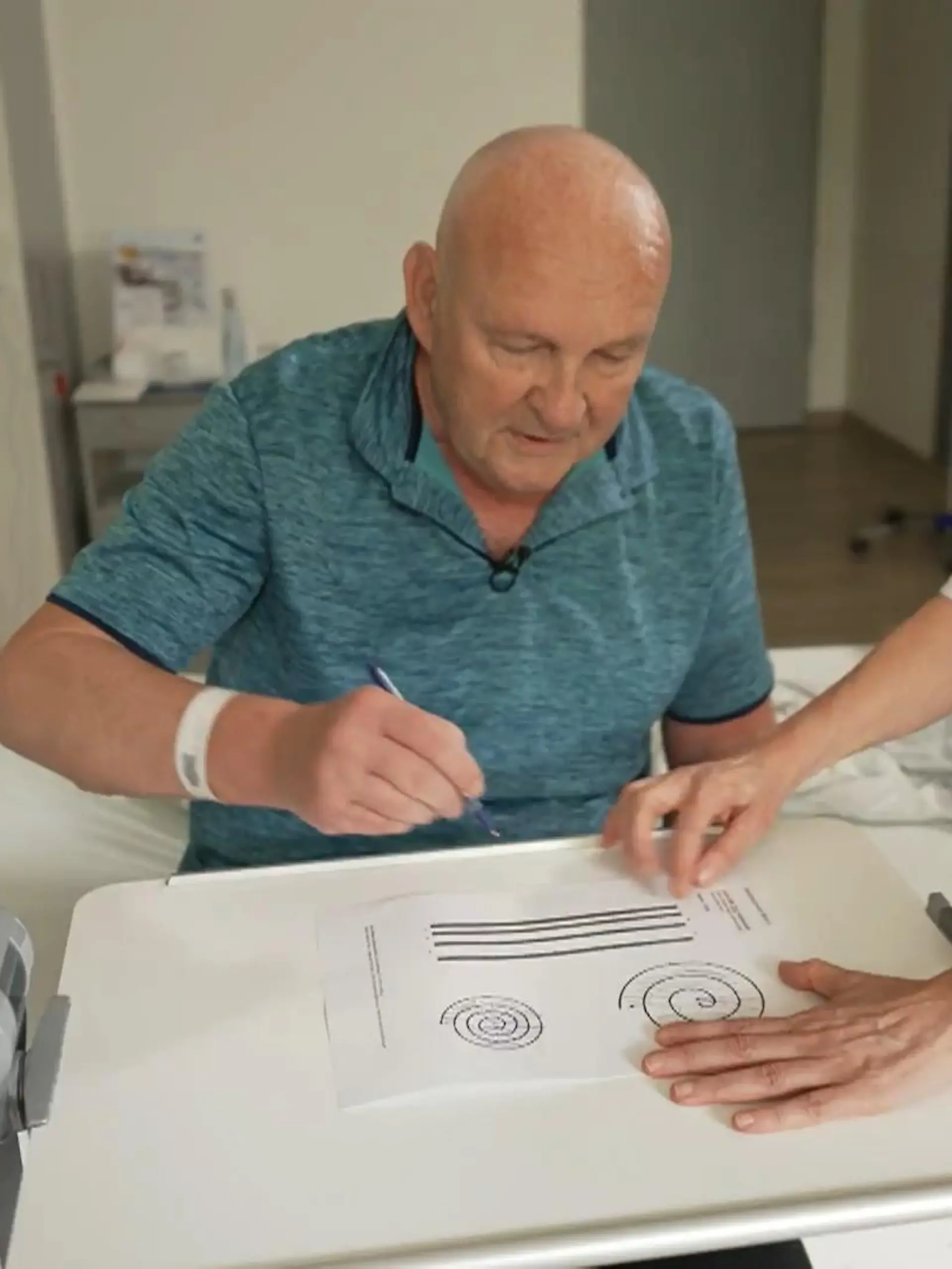 Bild zu: "Moderne Behandlung lindert Symptome von Tremor-Patienten"