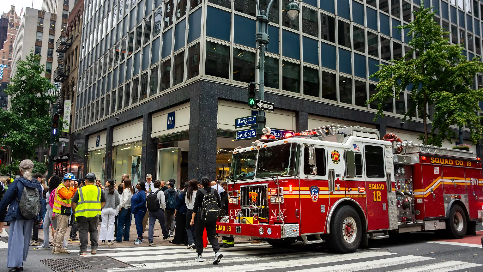 An der Kreuzung der 3rd Avenue und der East 42nd Street steht ein Feuerwehrauto, nachdem Gebäude in der Umgebung wegen Einsturzgefahr evakuiert worden waren. +++ dpa-Bildfunk +++