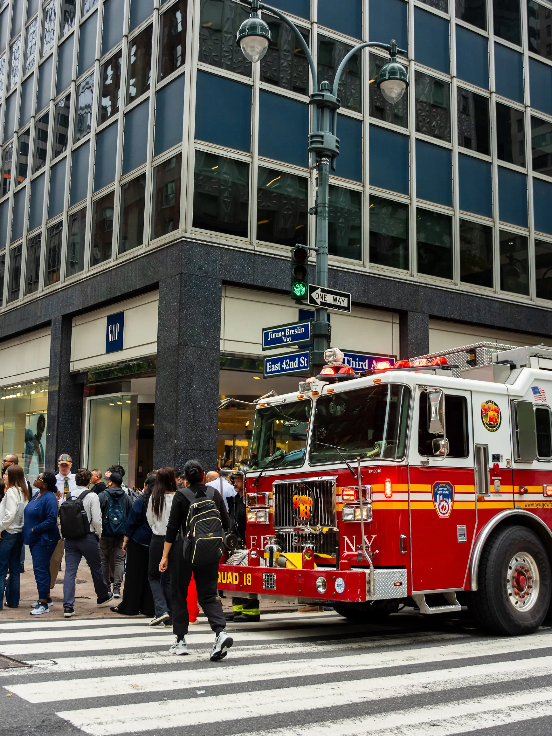 An der Kreuzung der 3rd Avenue und der East 42nd Street steht ein Feuerwehrauto, nachdem Gebäude in der Umgebung wegen Einsturzgefahr evakuiert worden waren. +++ dpa-Bildfunk +++