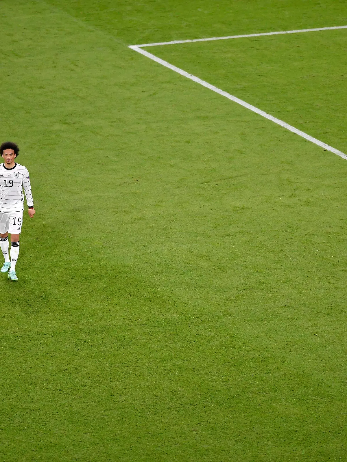 15.06.2021, Fussball, Europameisterschaft 2020, Gruppenspiel Gruppe F, Frankreich - Deutschland, in der Fußball Arena München.Leroy Sane Deutschland ist nachdenklich *** 15 06 2021, football, european championship 2020, group match group F, france germany, at football arena munich leroy sane germany is pensive 