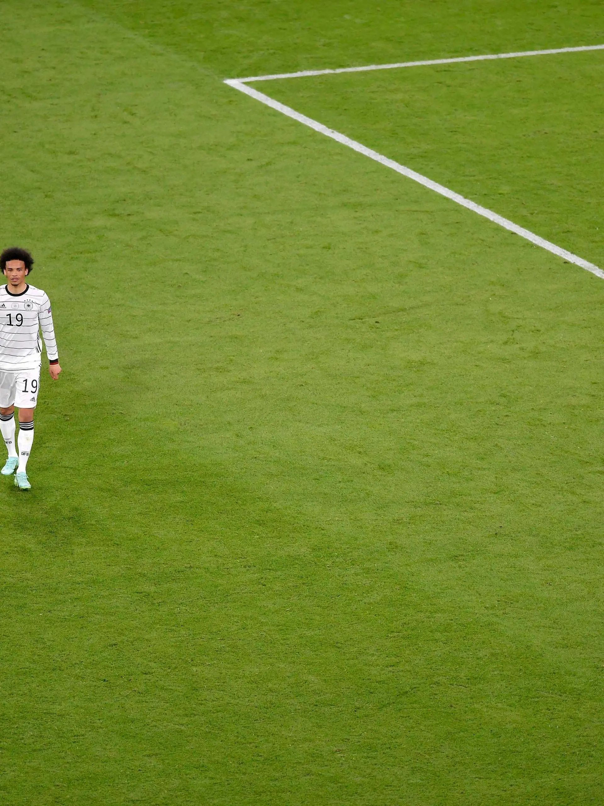 15.06.2021, Fussball, Europameisterschaft 2020, Gruppenspiel Gruppe F, Frankreich - Deutschland, in der Fußball Arena München.Leroy Sane Deutschland ist nachdenklich *** 15 06 2021, football, european championship 2020, group match group F, france germany, at football arena munich leroy sane germany is pensive 