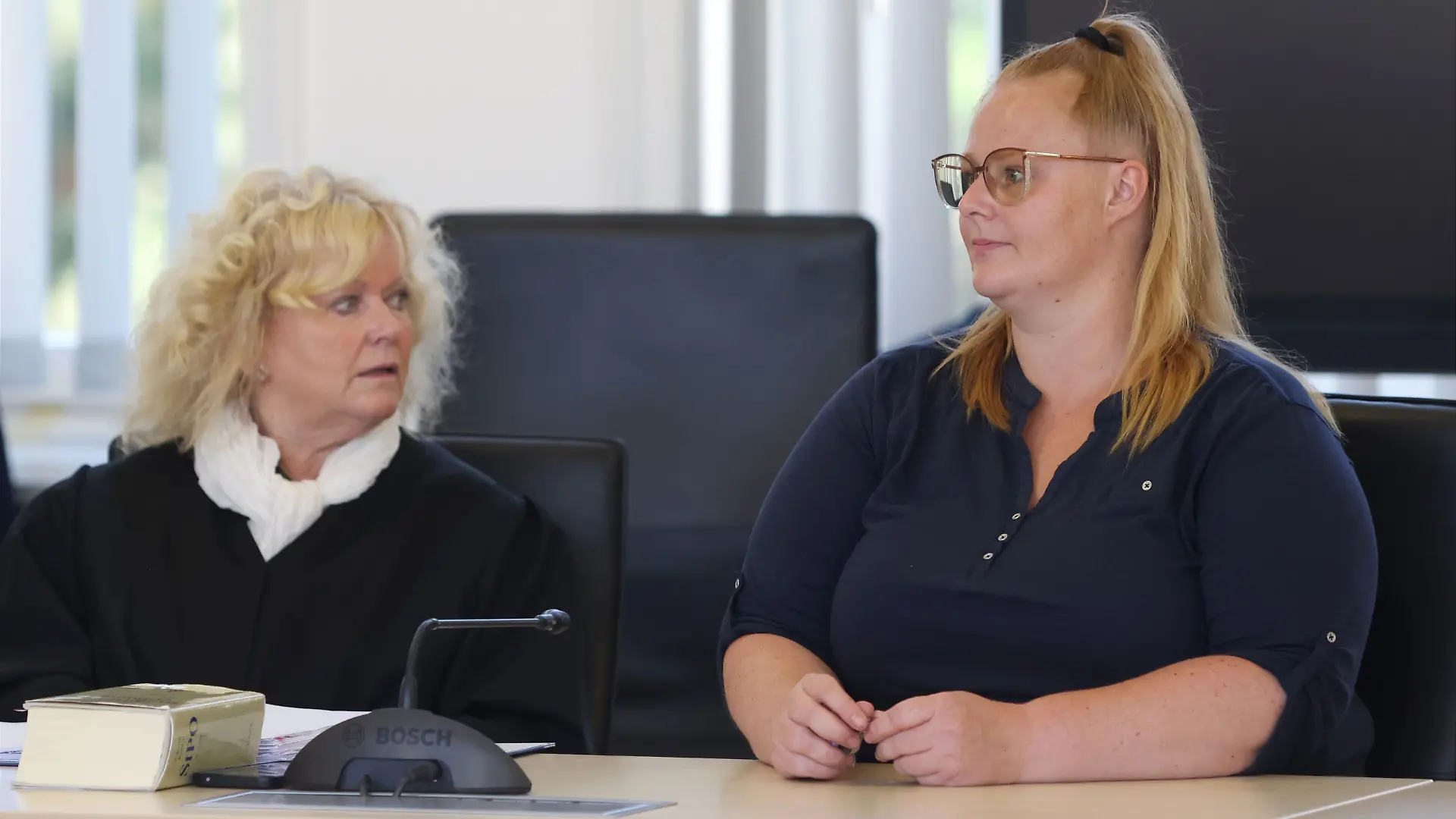 02.07.2026, Mecklenburg-Vorpommern, Rostock: Christine Habetha (l-r), Rechtsanwältin, und die Mutter des ermordeten Achtjährigen warten auf die Fortsetzung des Mordprozesses im Fall Fabian. Einer Angeklagten wird vorgeworfen, am 10.10.2025 heimtückisch und aus niedrigen Beweggründen den zur Tatzeit achtjährigen Fabian aus Güstrow getötet zu haben. Foto: Danny Gohlke/dpa+++ dpa-Bildfunk +++