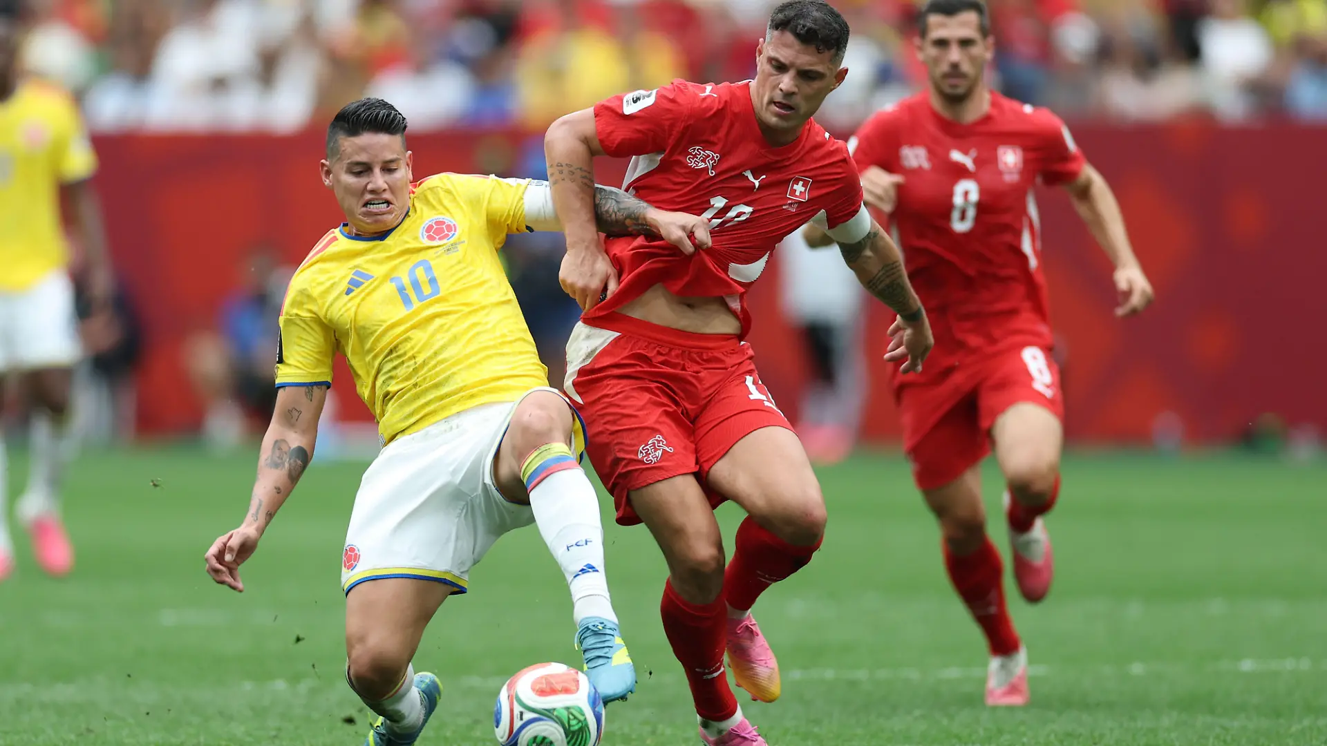 firo : 07.07.2026 , Fussball, Fußball, International, FIFA WM 2026, Weltmeisterschaft 2026, FIFA WORLD CUP 2026, Achtelfinale 1/8 Finale KO-Runde, SUI, Schweiz - Kolumbien James Rodriguez (L) of Colombia fights for the ball with Granit Xhaka (R) of Switzerland