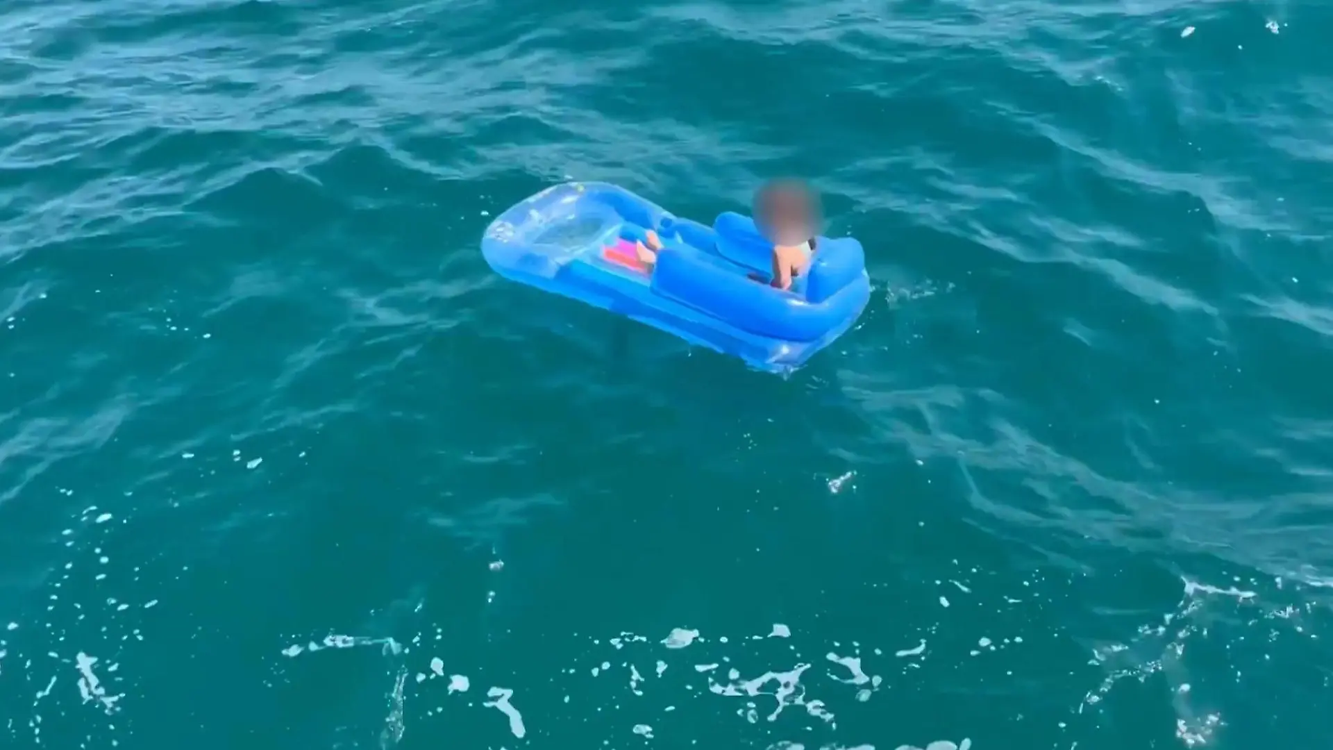 Wegen Luftmatratze in Lebensgefahr! Kleines Mädchen treibt allein aufs Meer Rettungsdrama in der Ägäis
