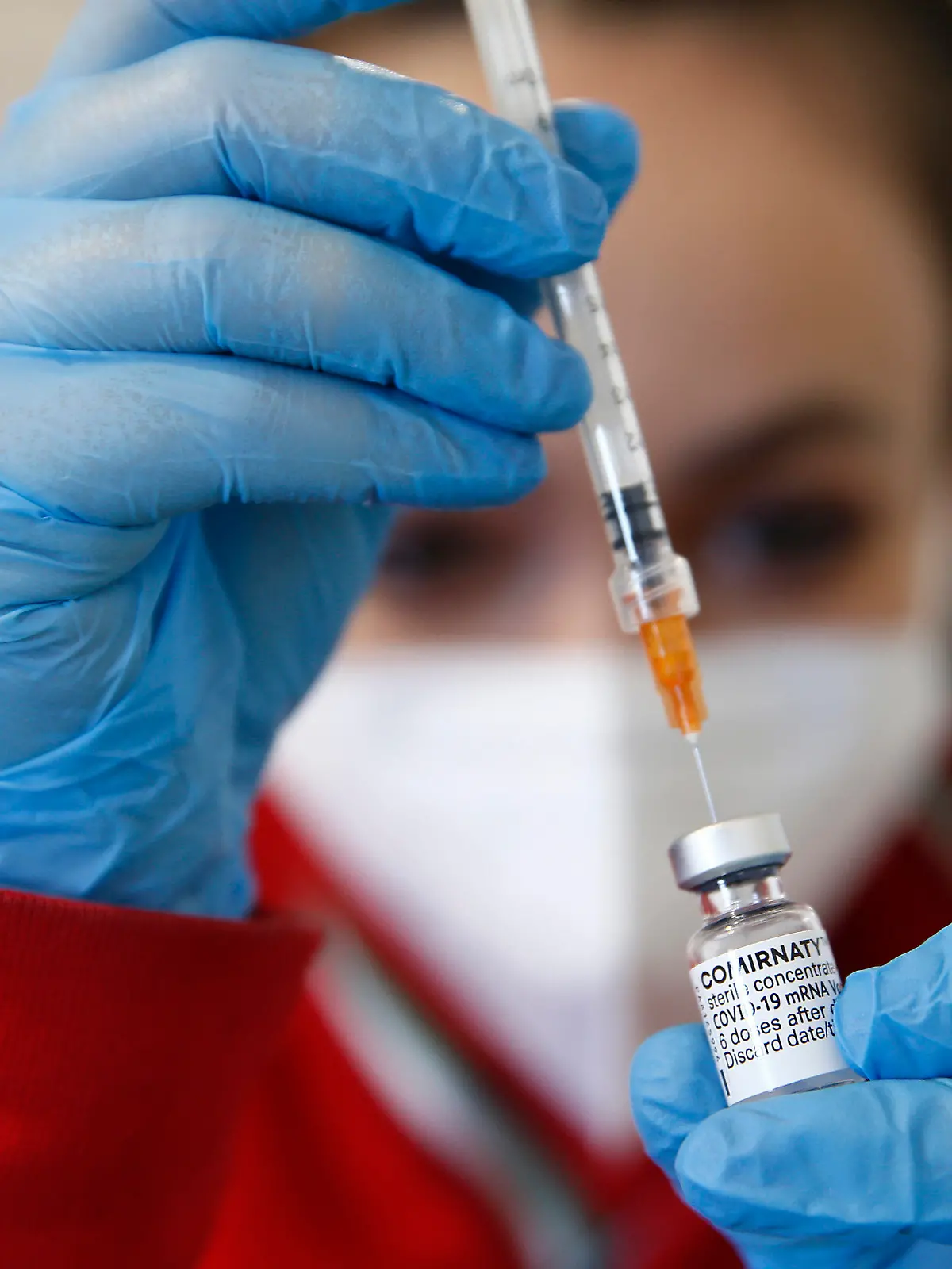 01.06.2021, Italien, Rom: Ein medizinische Angestellte bereitet eine Corona-Schutzimpfung mit dem Impfstoff von Biontech/Pfizer im Impfzentrum im Porta di Roma Einkaufszentrum vor. Während einer Covid-19-Impfkampagne erhalten Schülerinnen und Schüler, die ihre Abiturprüfungen ablegen müssen, eine Corona-Schutzimpfung von Biontech/Pfizer. Foto: Cecilia Fabiano/LaPresse via ZUMA Press/dpa +++ dpa-Bildfunk +++