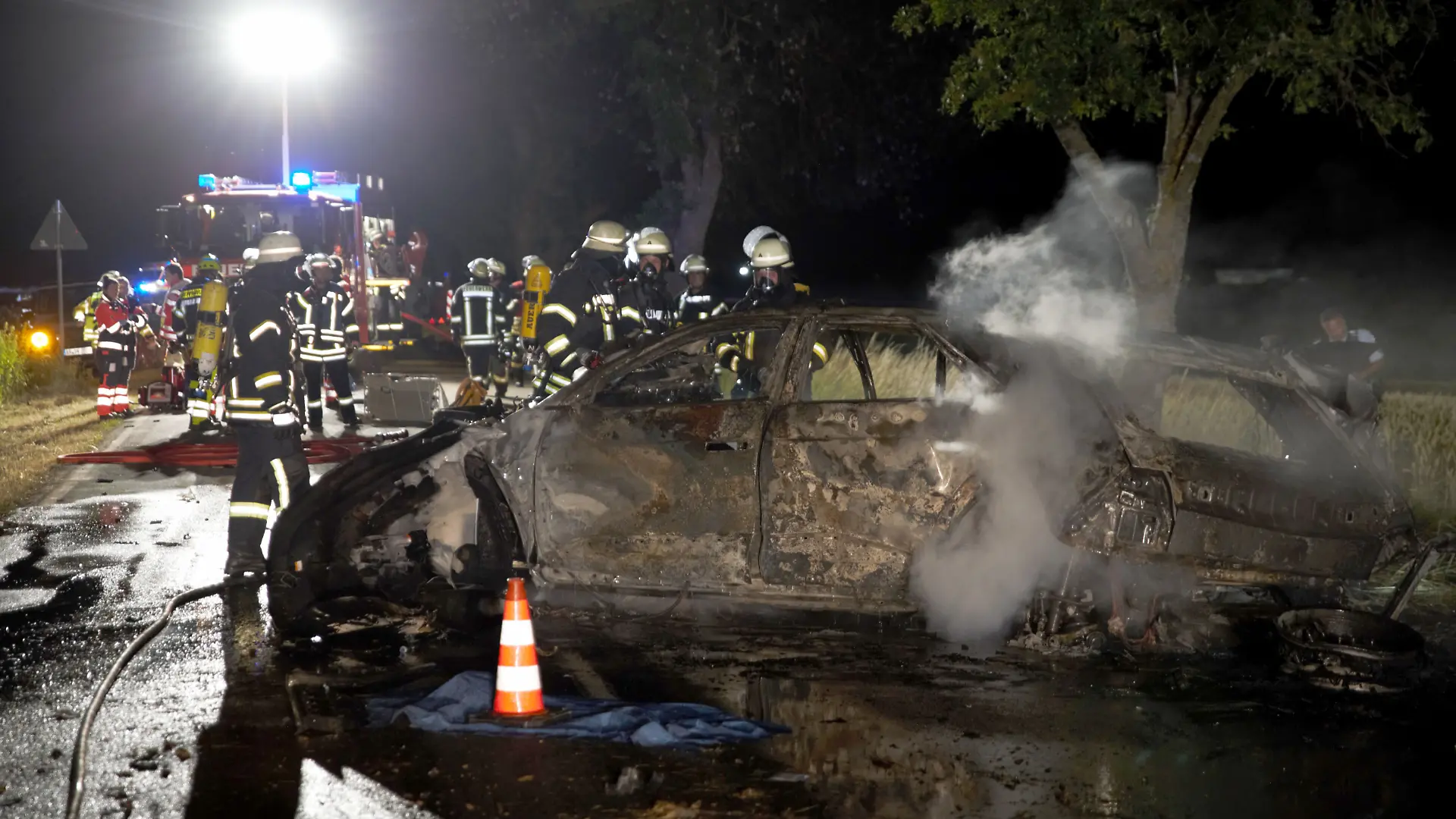 Rettungskräfte arbeiten an der Unfallstelle auf der Landesstraße L1165