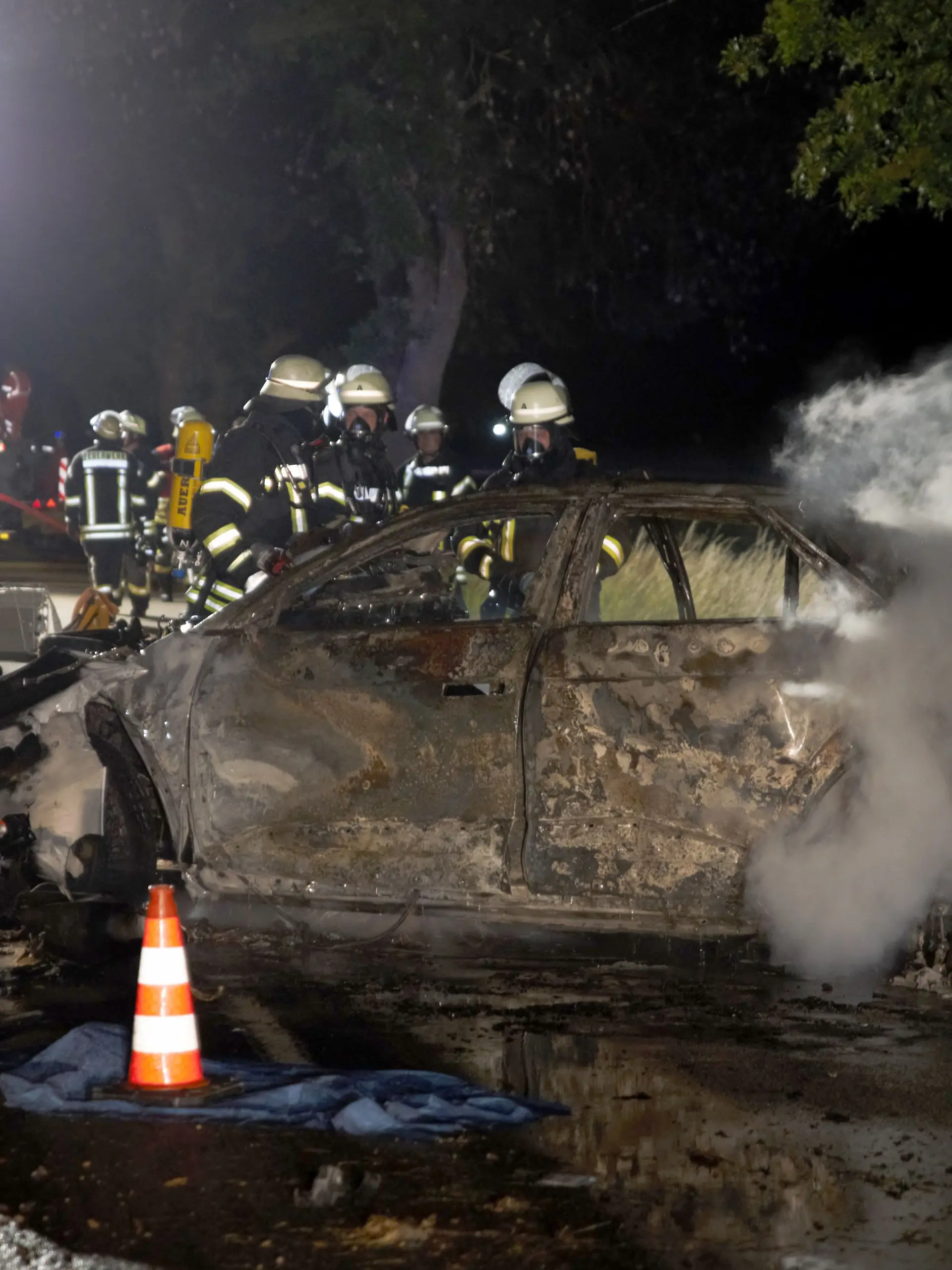 Rettungskräfte arbeiten an der Unfallstelle auf der Landesstraße L1165