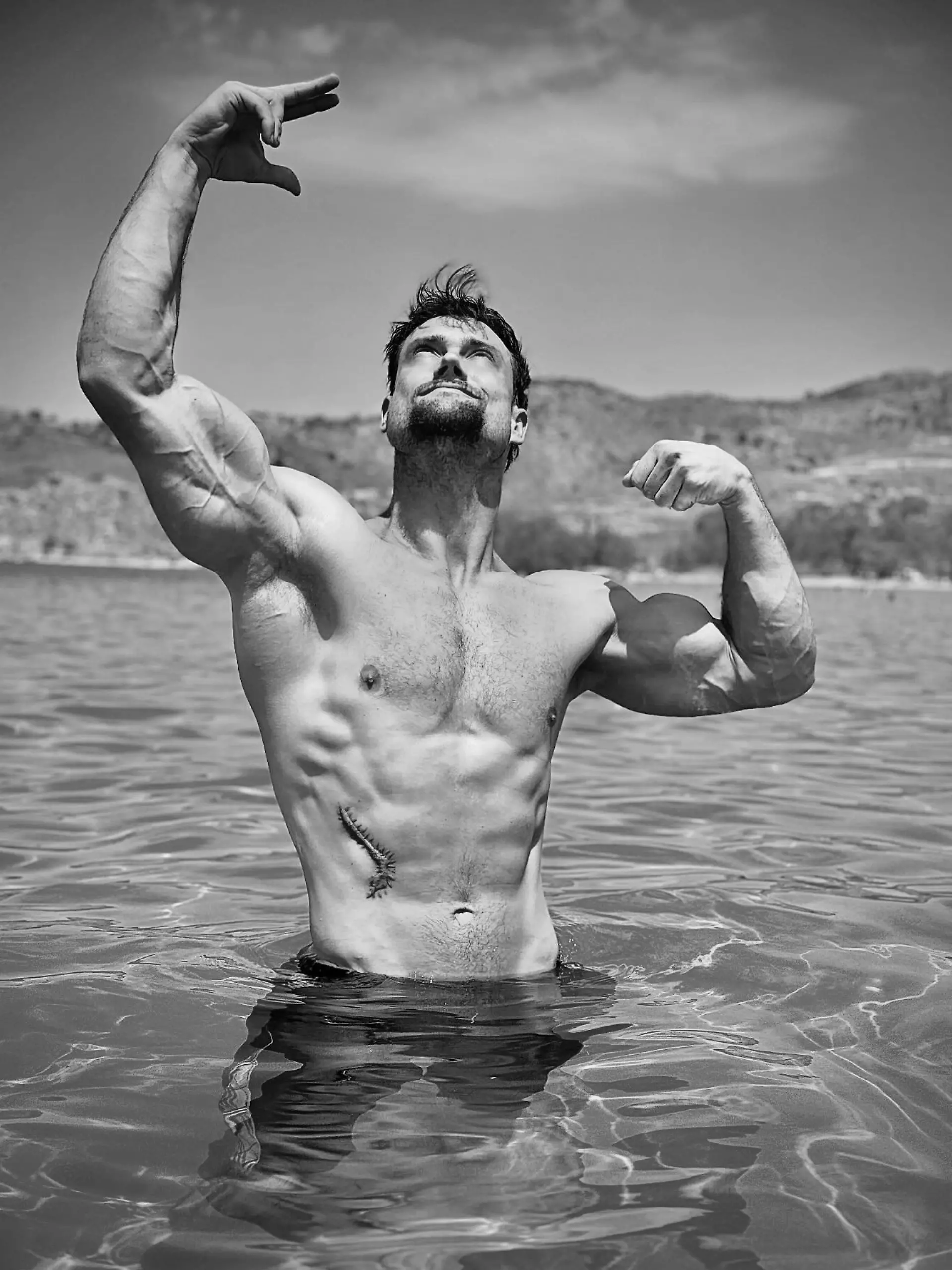 Bild zu: "Verfolgungsjagd endet im See! Berühmter Fitness-Influencer ist tot"