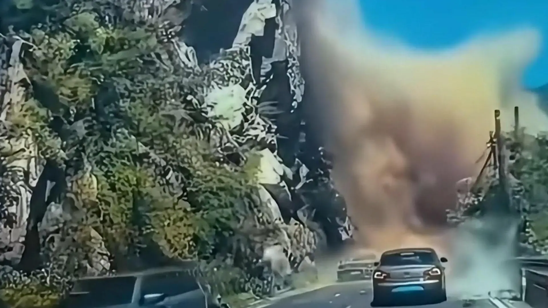 Gewaltiger Erdrutsch mitten auf der Straße! Felsen und Geröll zerstören Autos Böse Überraschung am Berg
