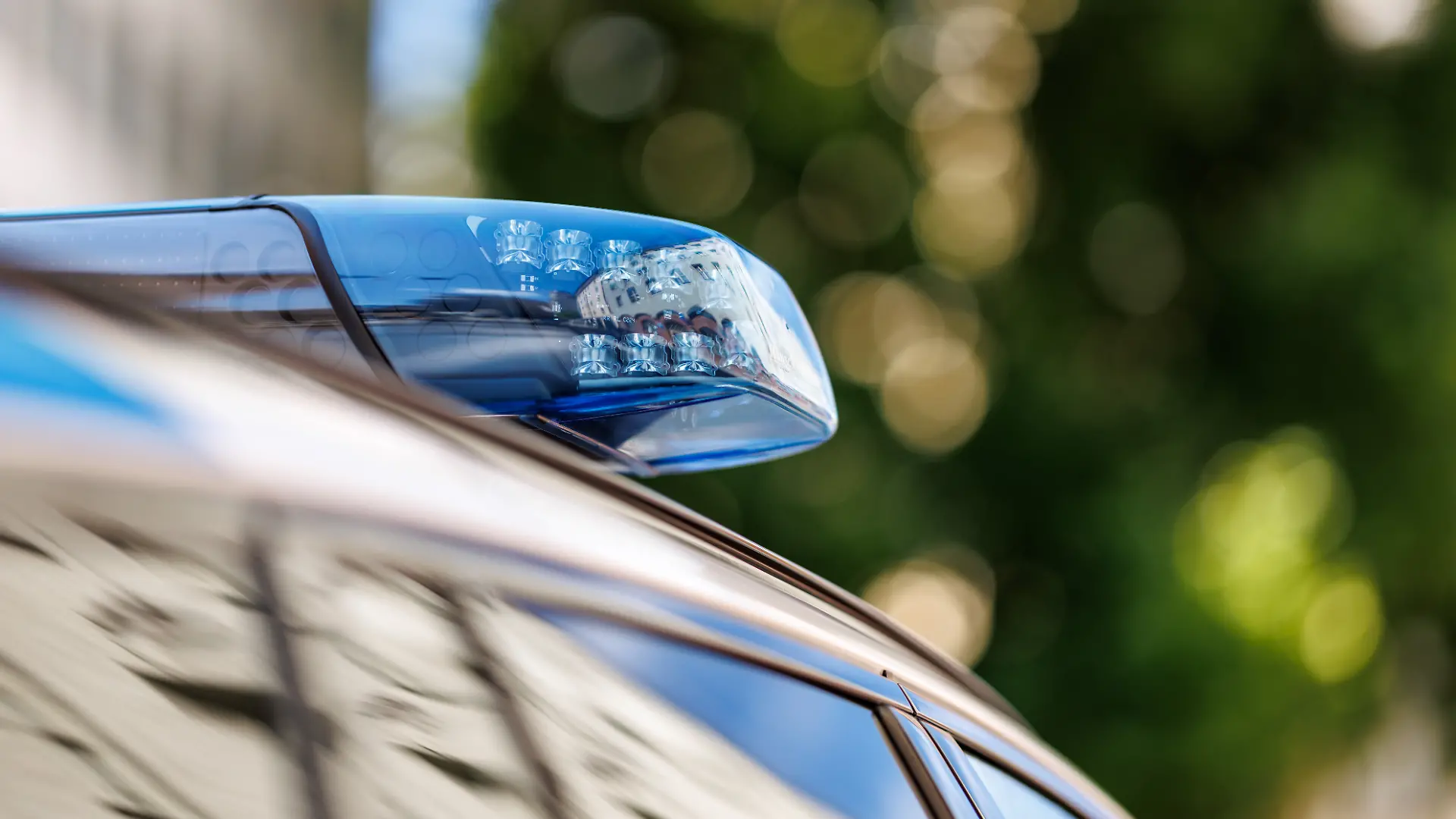 Blaulicht auf einem Einsatzfahrzeug der Polizei