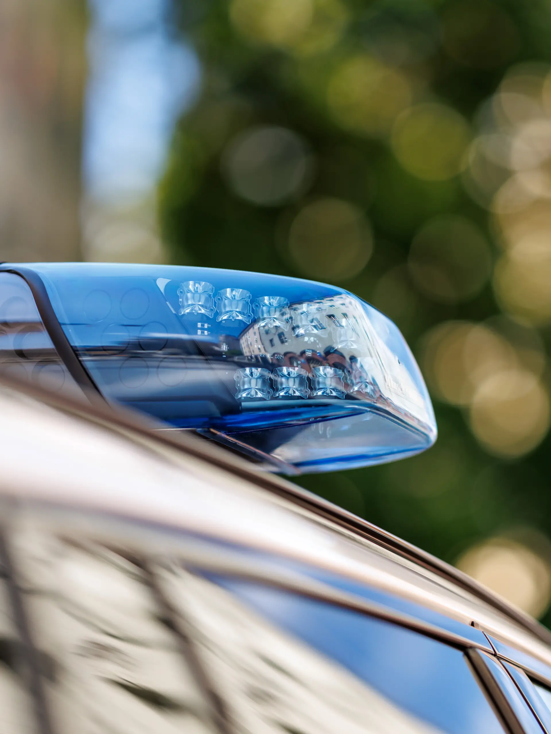 Blaulicht auf einem Einsatzfahrzeug der Polizei