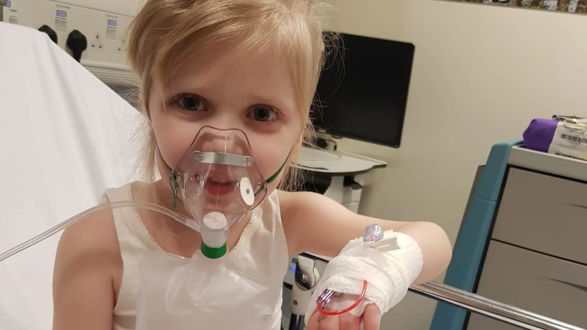 Die kleine Faye wurde von Ärzten falsch diagnostiziert, bekam eine unnötige Chemotherapie und sitzt jetzt im Rollstuhl.