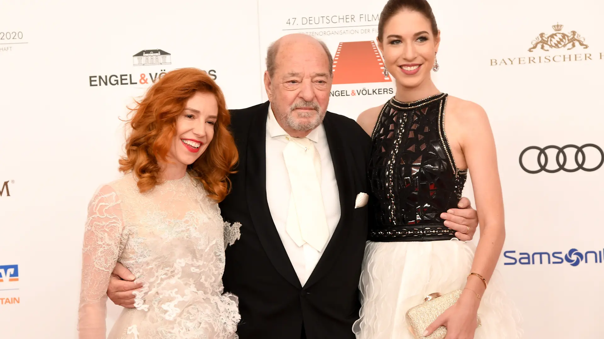 Ralph Siegel (M), seine Frau Laura (l) und Tochter Alana auf dem roten Teppich