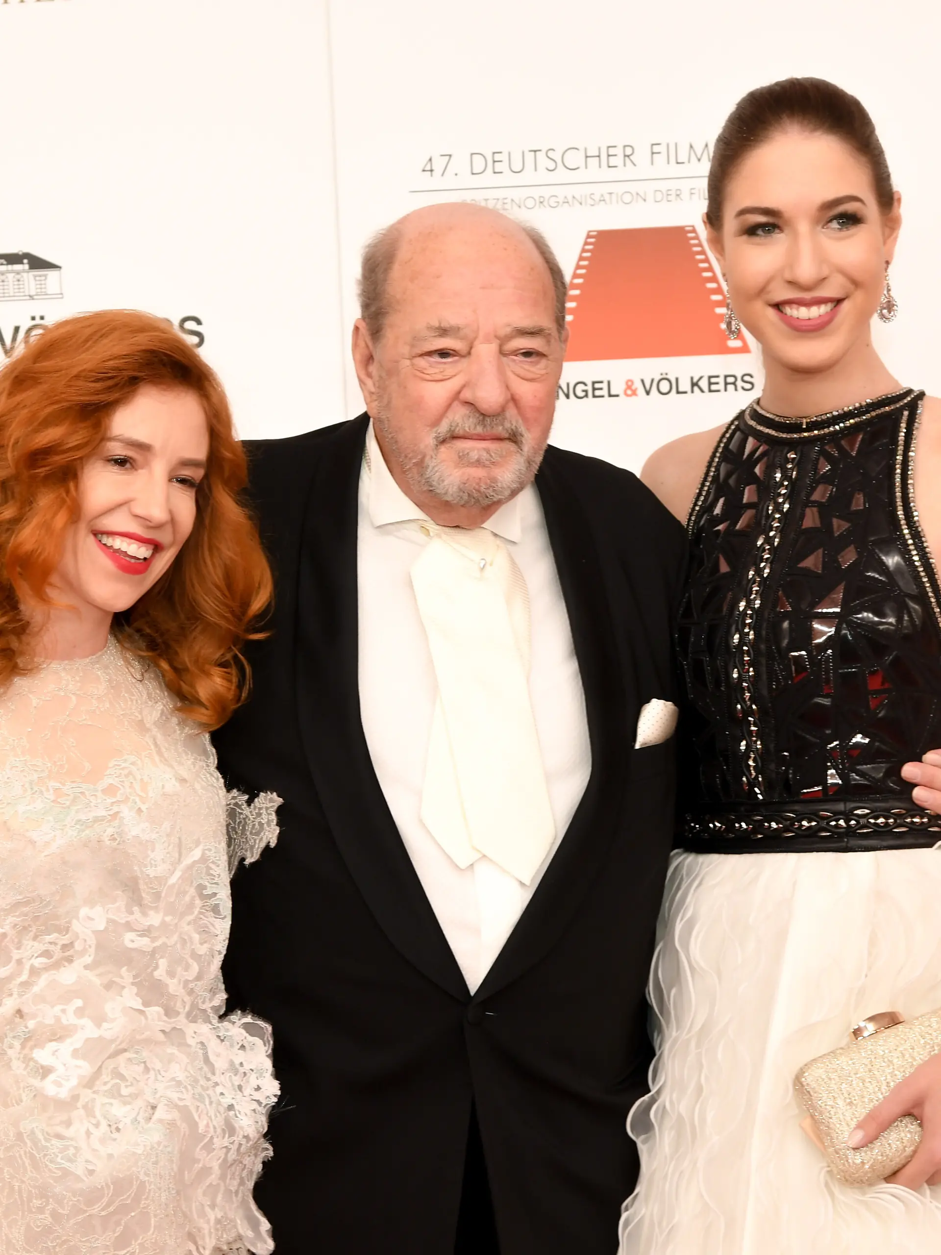 Ralph Siegel (M), seine Frau Laura (l) und Tochter Alana auf dem roten Teppich