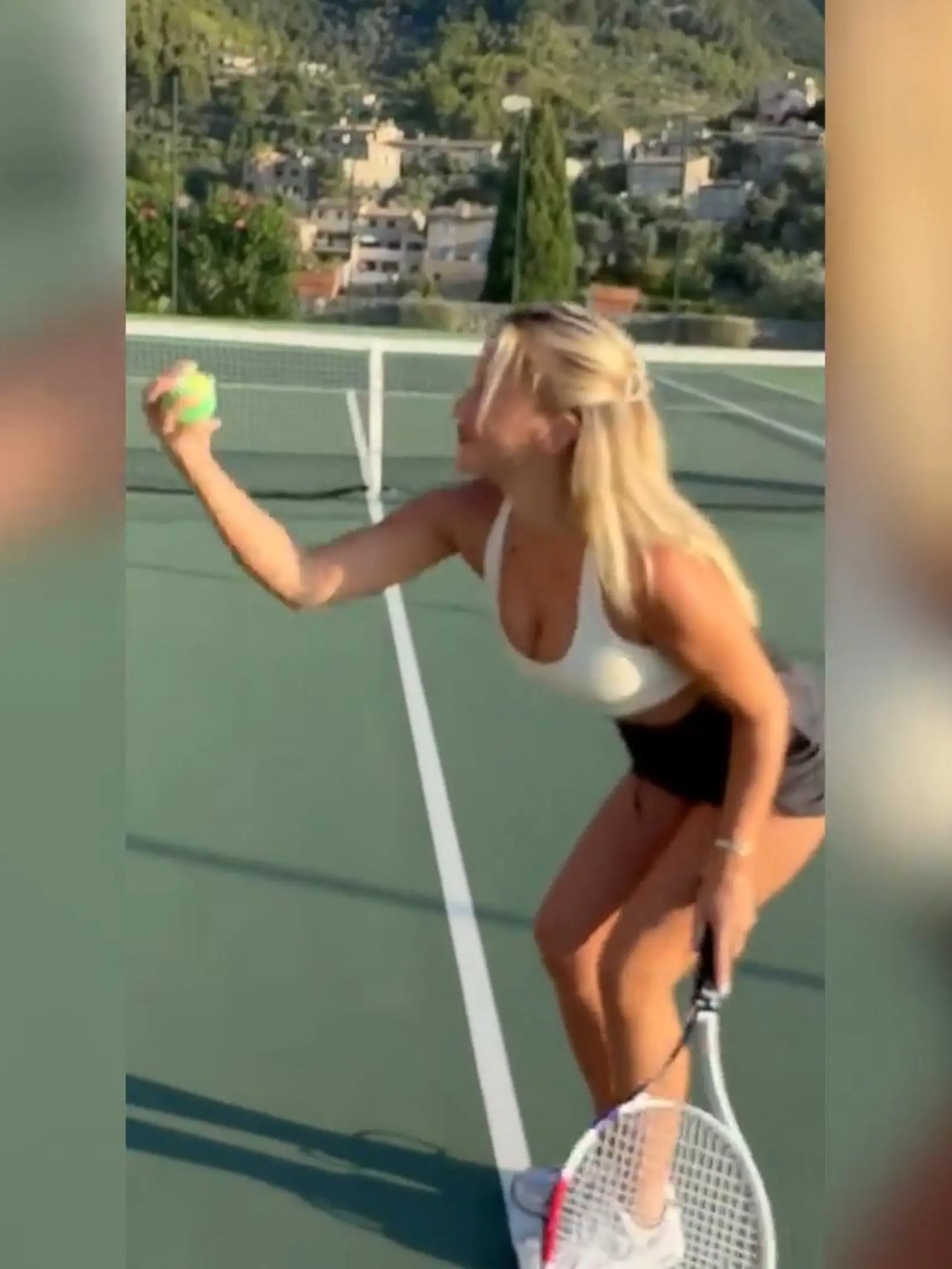 Bild zu: "Sexy Ballspiele! Evelyn Burdecki begeistert mit ihrem Training in Traumkulisse"