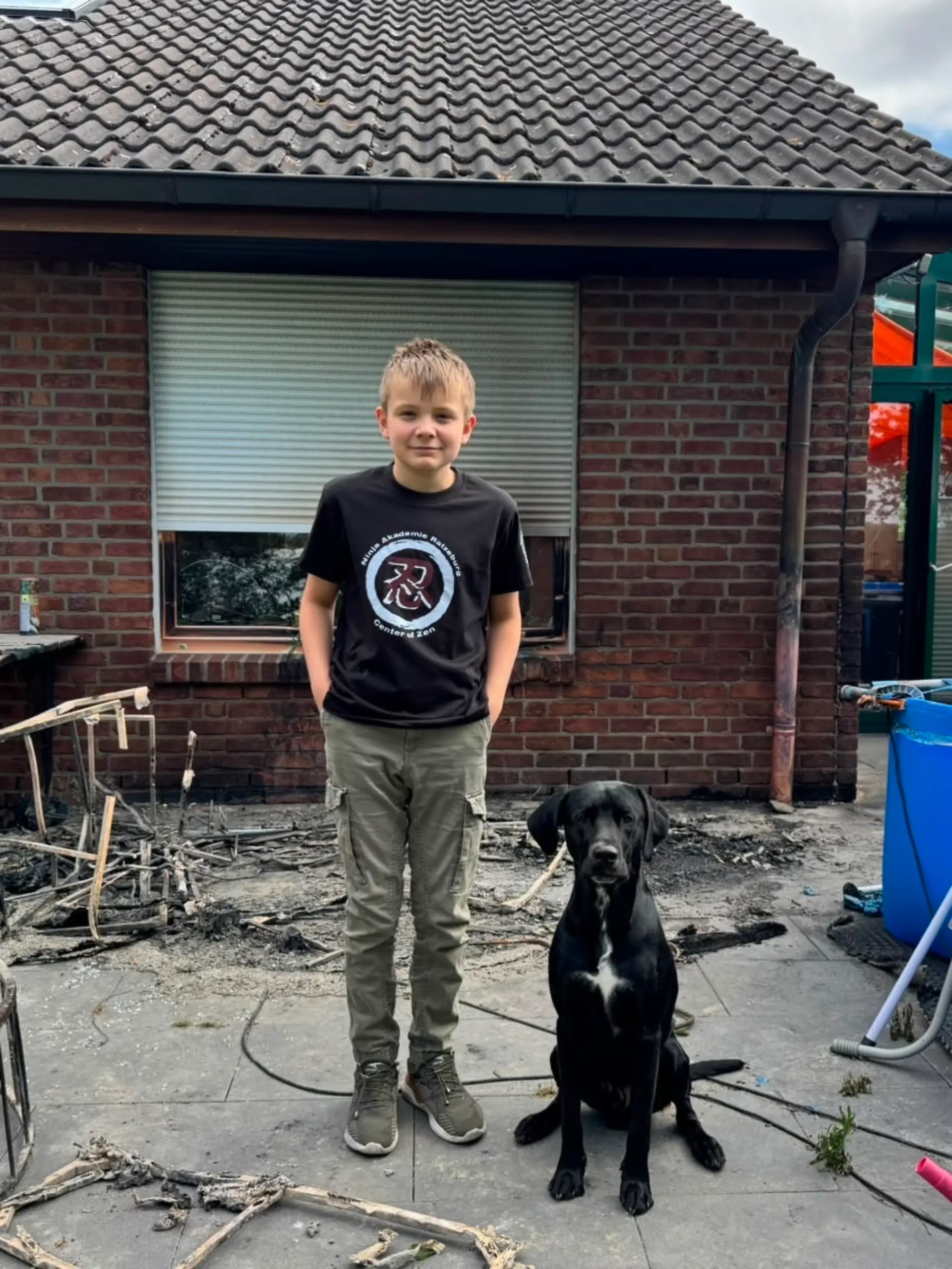 Bild zu: "Tom rettet sich und seinen Hund aus dem brennenden Haus"