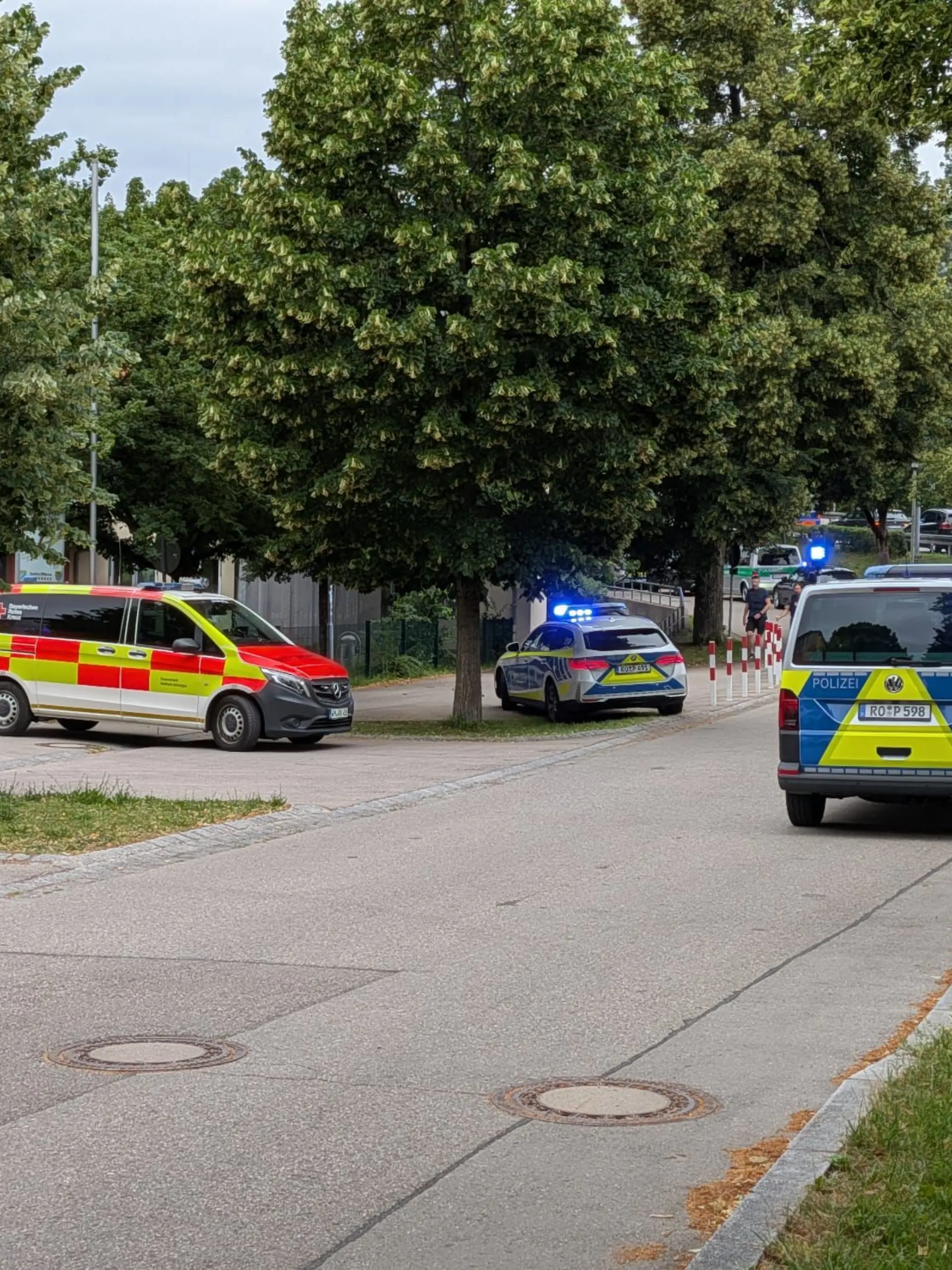 Bild zu: "Amokalarm am Gymnasium in Bayern – mindestens zwei schwer verletzte Mädchen"