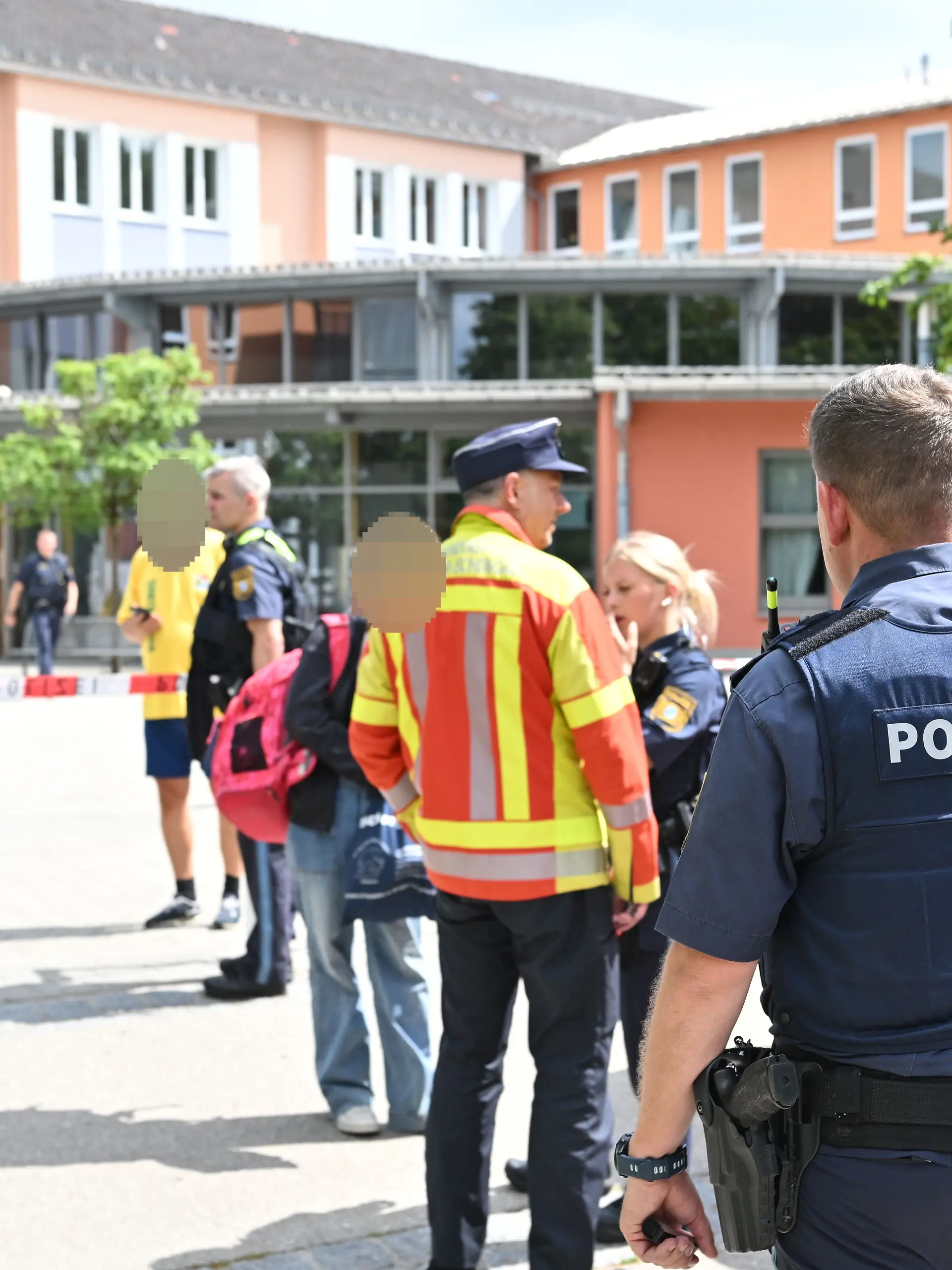 Bild zu: "Amokalarm am Gymnasium in Bayern – mindestens zwei schwer verletzte Mädchen"