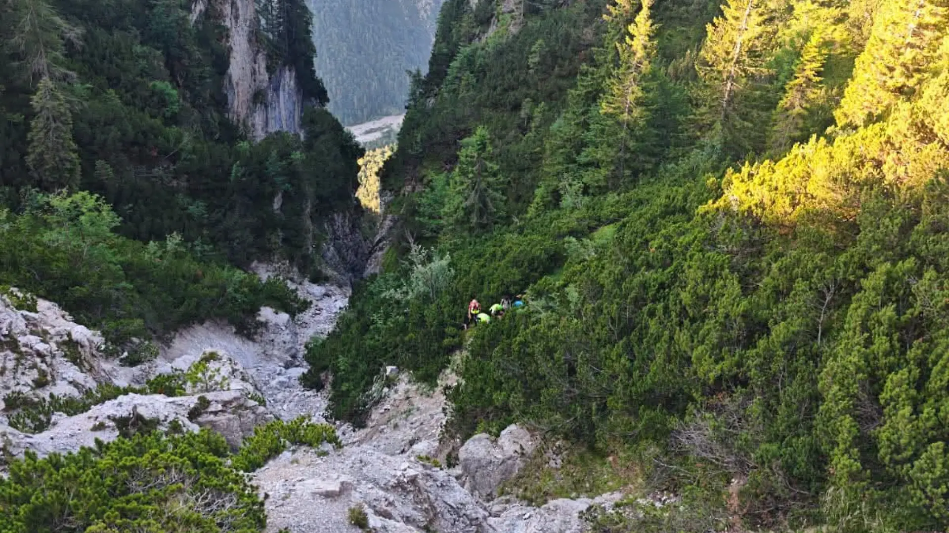 Schlucht in den italienischen Dolomiten, wo der vermisste Wanderer Davide Cesaroni endlich gerettet werden konnte.