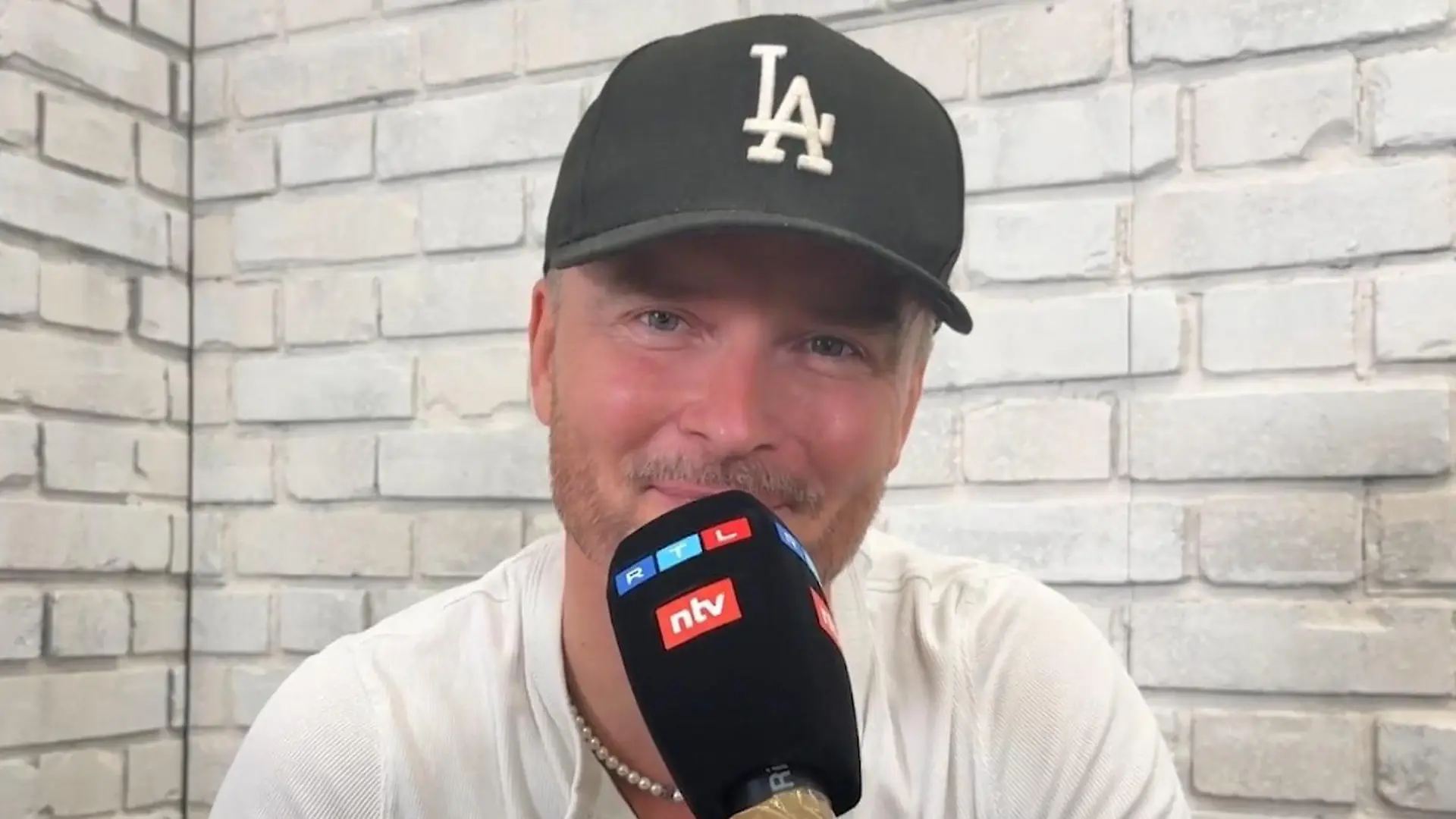 Dübel, Hammer, Gartenschlauch – dank IHM sind Bedienungsanleitungen richtig sexy Sprecher Louis Thiele im RTL-Interview