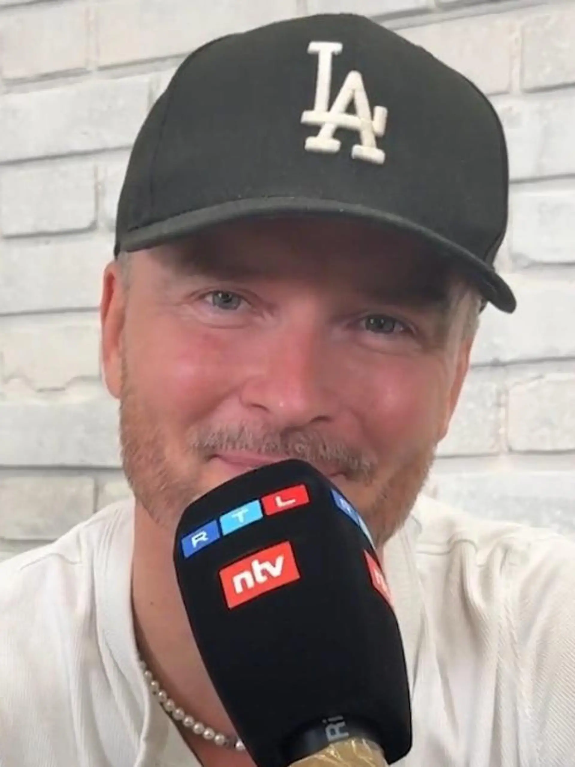 Bild zu: "Dübel, Hammer, Gartenschlauch – dank IHM sind Bedienungsanleitungen richtig sexy"