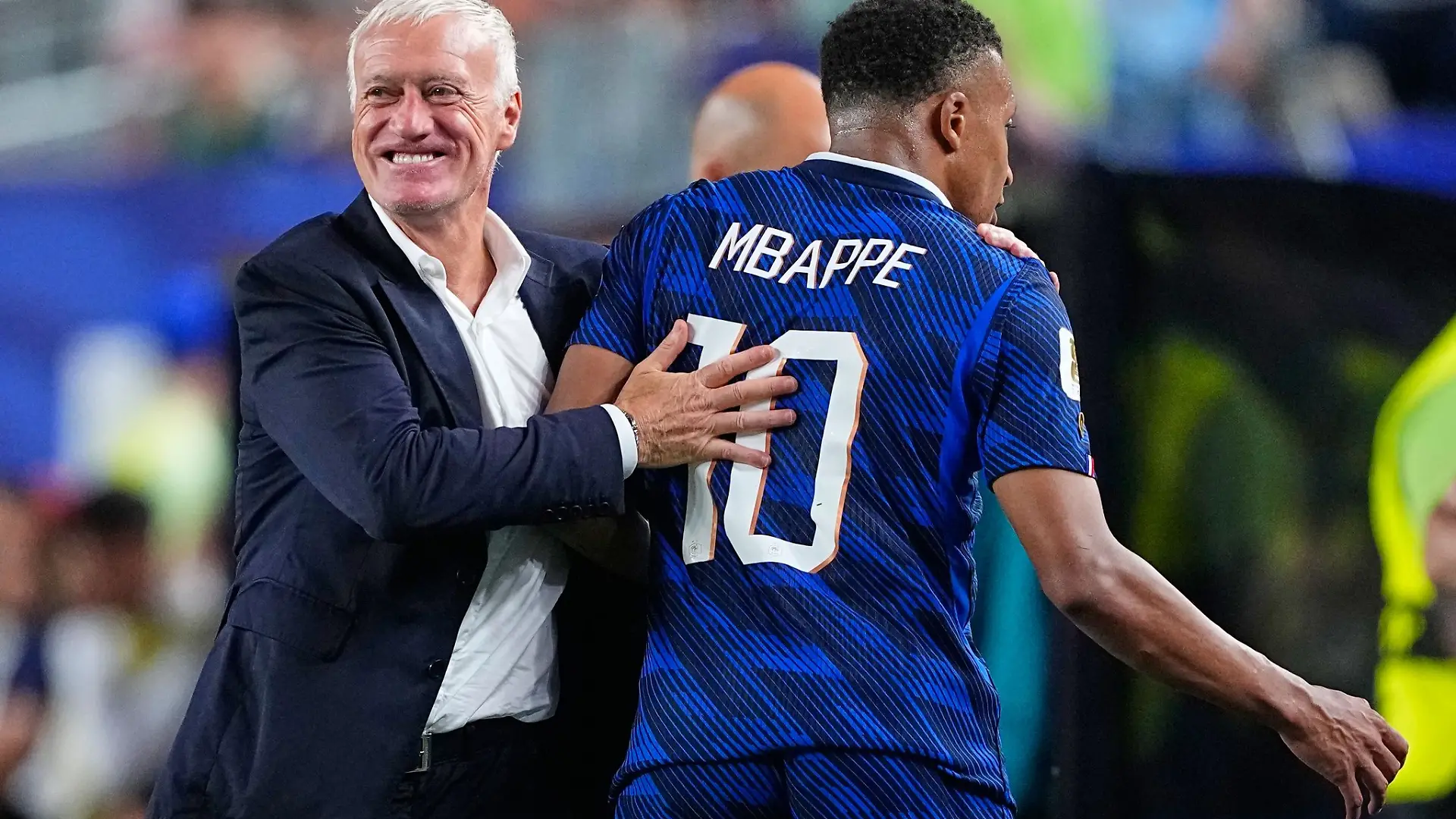 Frankreichs Trainer Didier Deschamps (l.) mit Superstar Kylian Mbappé. (Archivbild)