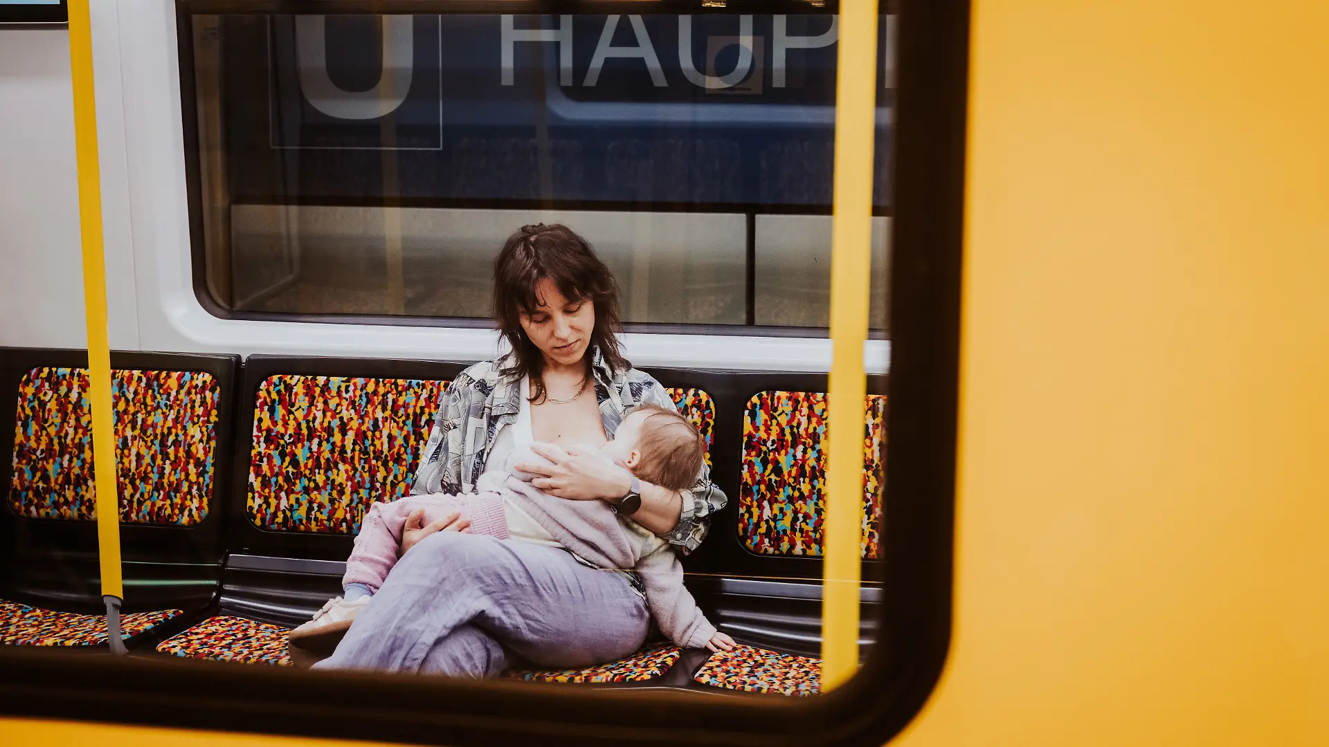 Die undatierte Aufnahme zeigt eine Frau, die ihr Baby in einer U-Bahn stillt. In sozialen Medien posten Mütter aus ganz Deutschland Fotos, die sie beim Stillen an öffentlichen Orten zeigen. +++ dpa-Bildfunk +++