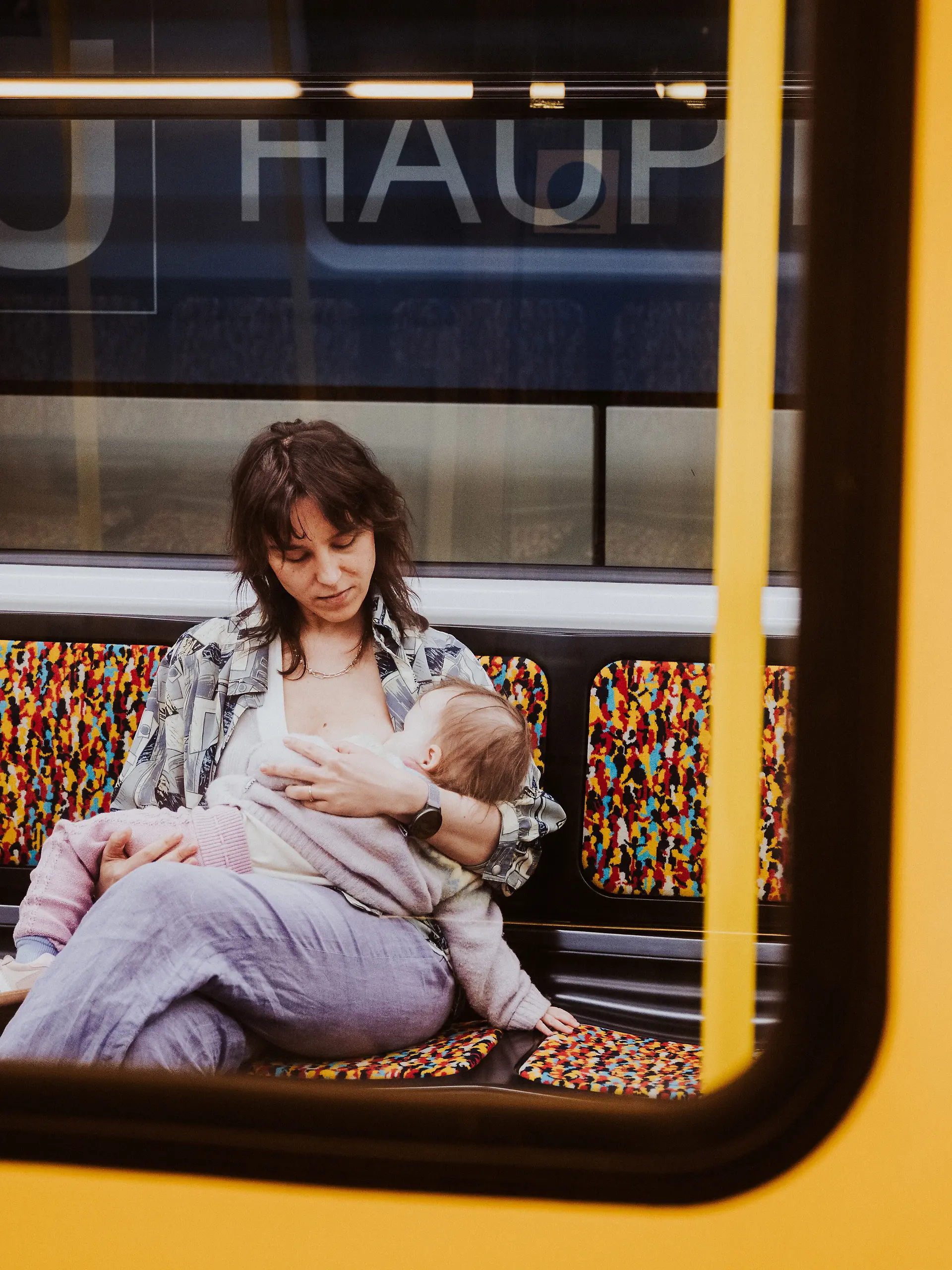 Die undatierte Aufnahme zeigt eine Frau, die ihr Baby in einer U-Bahn stillt. In sozialen Medien posten Mütter aus ganz Deutschland Fotos, die sie beim Stillen an öffentlichen Orten zeigen. +++ dpa-Bildfunk +++