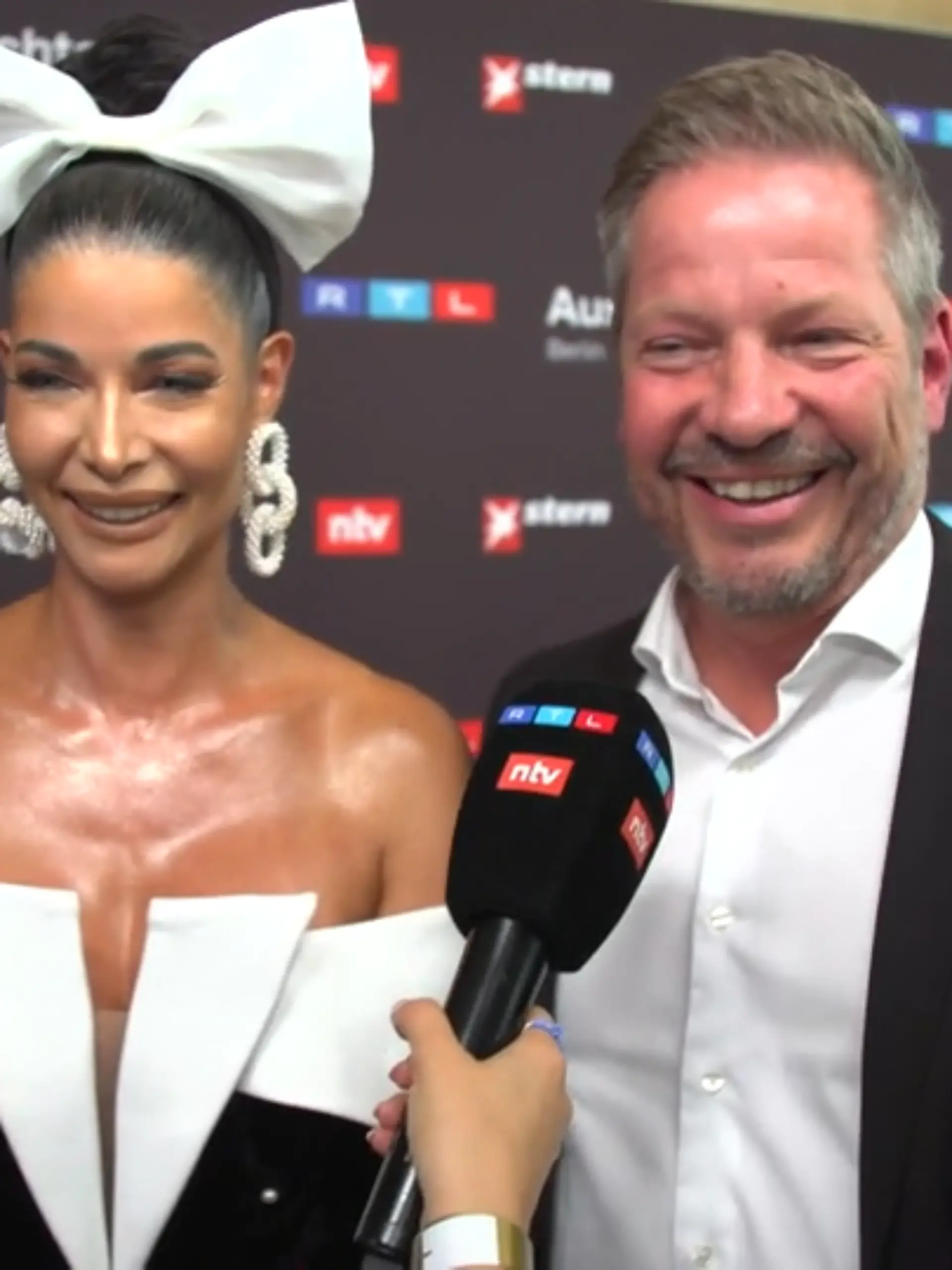 Micaela Schäfer hat ihren neuen Freund mit zum Event gebracht.