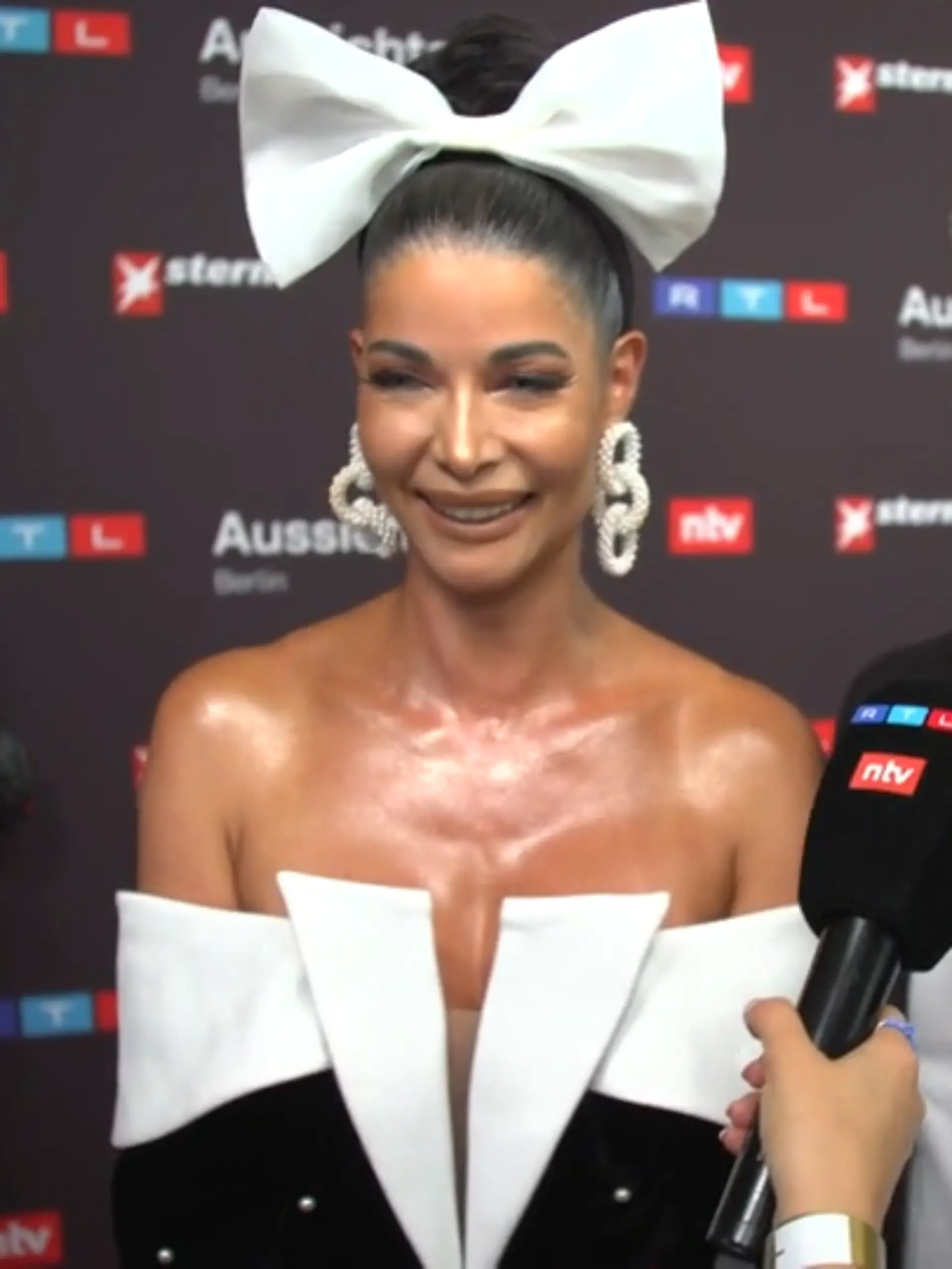 Micaela Schäfer hat ihren neuen Freund mit zum Event gebracht.