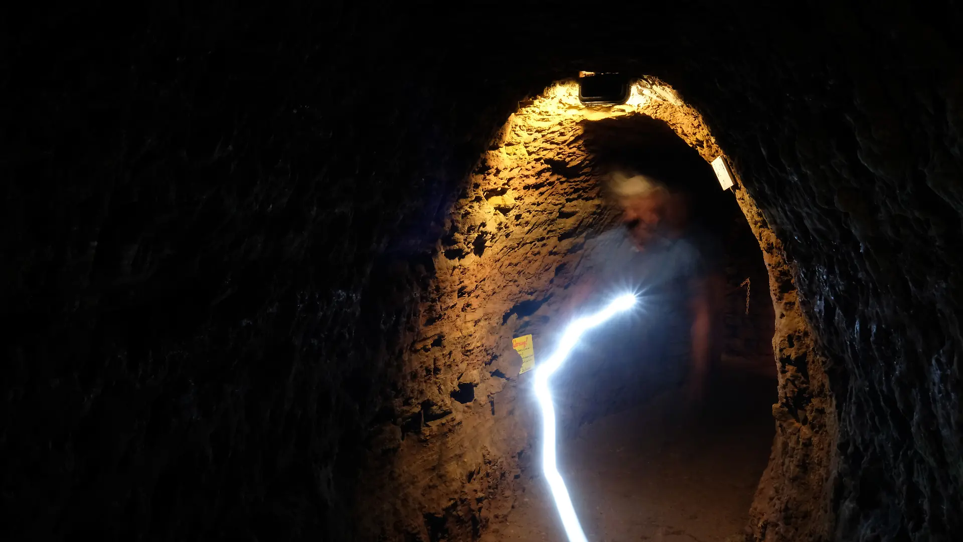 Ein Gang im Tunnelsystem unter dem Zentrum der Stadt Zeitz. (zu dpa: «Notruf aus 32 Metern Tiefe – Männer aus Lavatunneln gerettet») +++ dpa-Bildfunk +++