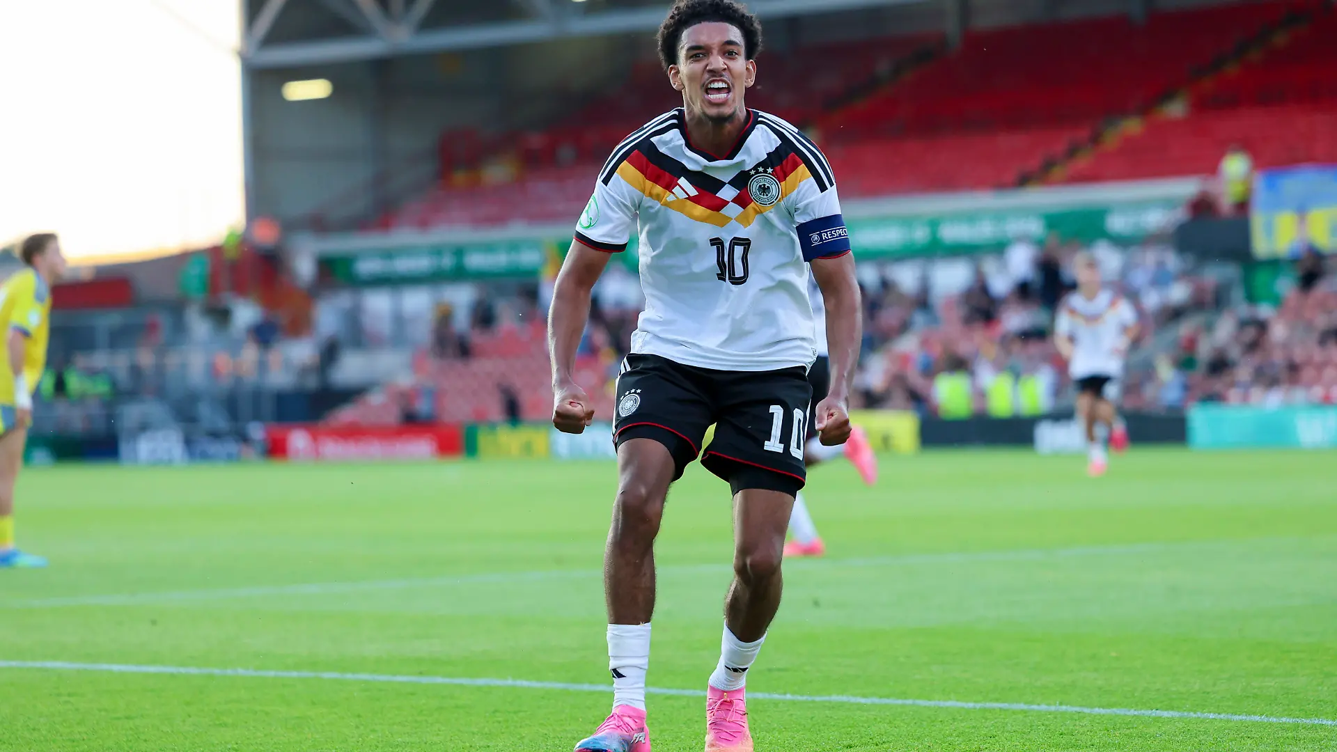 Francis Onyeka Germany bejubelt seinen Treffer zum 1:2, UEFA European Under-19 Championship 2026 Semi-final, Ukraine v Germany, Racecourse Ground am 08. July 2026 in Wrexham, Vereinigtes Königreich. Foto von Marco Steinbrenner/DeFodi Images Francis Onyeka Germany celebrates after scoring his teams second goal, UEFA European Under-19 Championship 2026 Semi-final, Ukraine v Germany, Racecourse Ground, July 8, 2026 in Wrexham, United Kingdom. Photo by Marco Steinbrenner/DeFodi Images - *** Francis Onyeka Germany celebrates his goal to make it 12 in the 2026 UEFA European Under-19 Championship semifinal between Ukraine and Germany, Racecourse Ground on July 8, 2026, in Wrexham, United Kingdom. Photo by Marco Steinbrenner, DeFodi Images. Francis Onyeka of Germany celebrates after scoring his teams second goal, UEFA European Under-19 Championship 2026 Semifinal, Ukraine vs. Germany, Racecourse Ground, July 8, 2026, in Wrexham, United Kingdom. Photo by Marco Steinbrenner, DeFodi Images