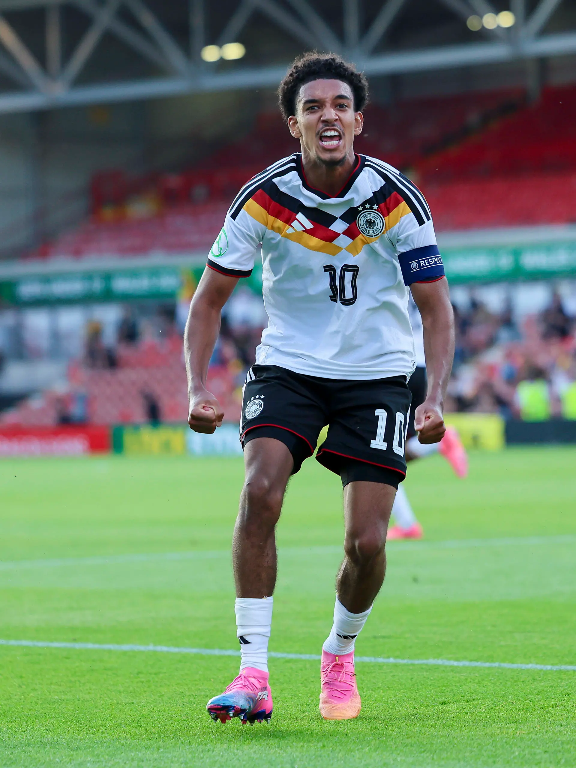 Francis Onyeka Germany bejubelt seinen Treffer zum 1:2, UEFA European Under-19 Championship 2026 Semi-final, Ukraine v Germany, Racecourse Ground am 08. July 2026 in Wrexham, Vereinigtes Königreich. Foto von Marco Steinbrenner/DeFodi Images Francis Onyeka Germany celebrates after scoring his teams second goal, UEFA European Under-19 Championship 2026 Semi-final, Ukraine v Germany, Racecourse Ground, July 8, 2026 in Wrexham, United Kingdom. Photo by Marco Steinbrenner/DeFodi Images - *** Francis Onyeka Germany celebrates his goal to make it 12 in the 2026 UEFA European Under-19 Championship semifinal between Ukraine and Germany, Racecourse Ground on July 8, 2026, in Wrexham, United Kingdom. Photo by Marco Steinbrenner, DeFodi Images. Francis Onyeka of Germany celebrates after scoring his teams second goal, UEFA European Under-19 Championship 2026 Semifinal, Ukraine vs. Germany, Racecourse Ground, July 8, 2026, in Wrexham, United Kingdom. Photo by Marco Steinbrenner, DeFodi Images
