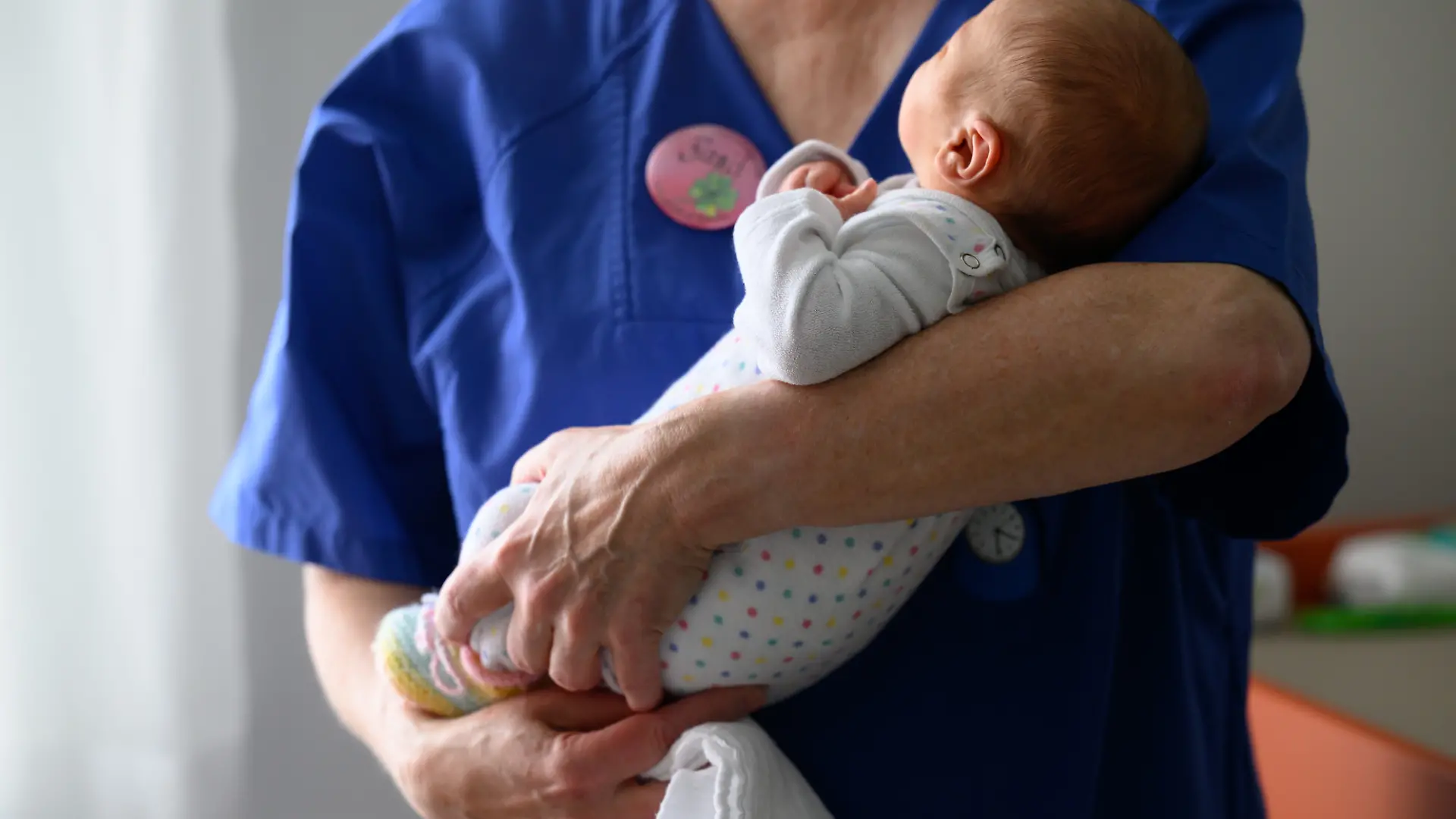 Eine Kinderkrankenschwester hält ein Neugeborenes nach dem Wiegen auf der Neugeborenenstation im DRK-Krankenhaus Chemnitz in den Armen.