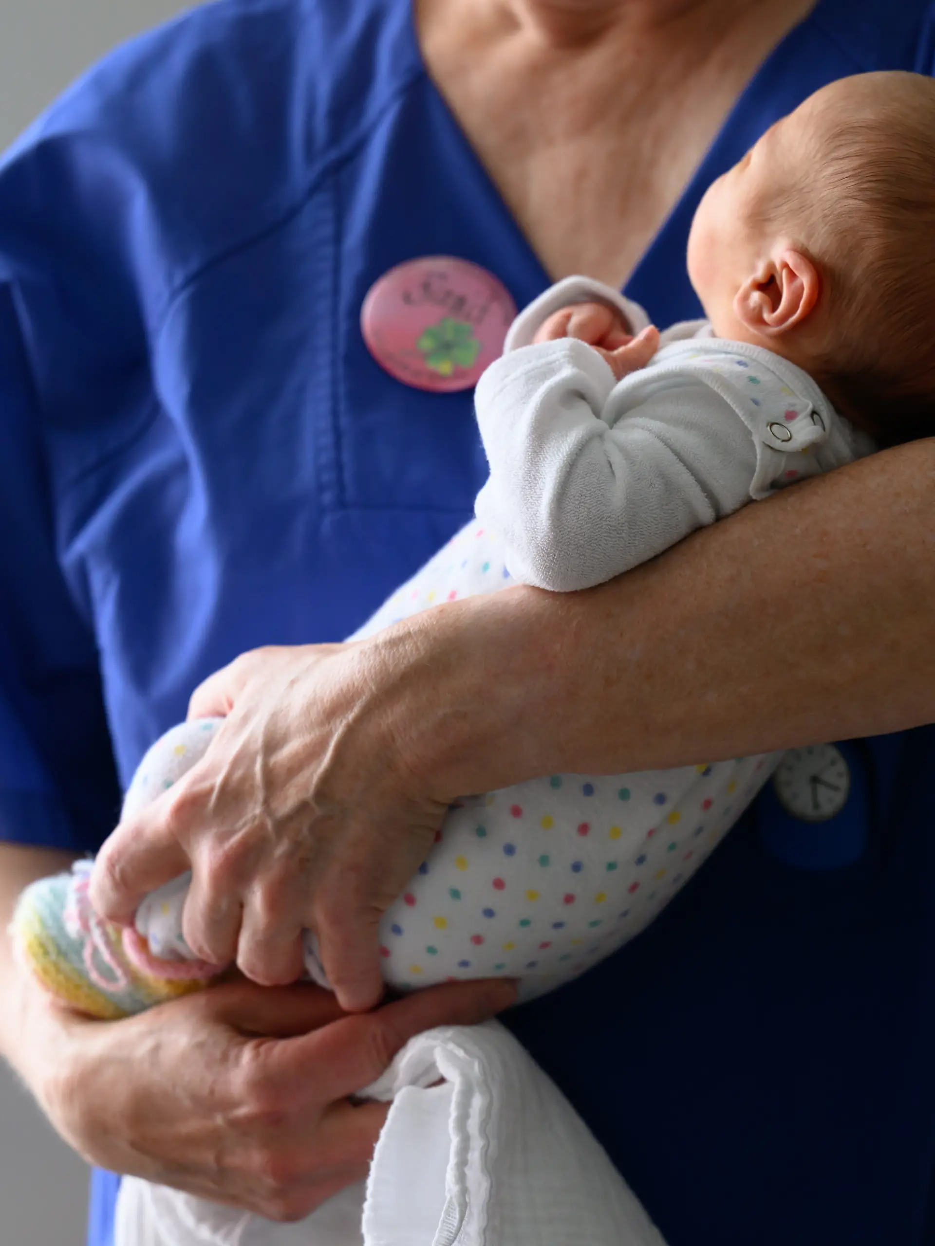 Eine Kinderkrankenschwester hält ein Neugeborenes nach dem Wiegen auf der Neugeborenenstation im DRK-Krankenhaus Chemnitz in den Armen.