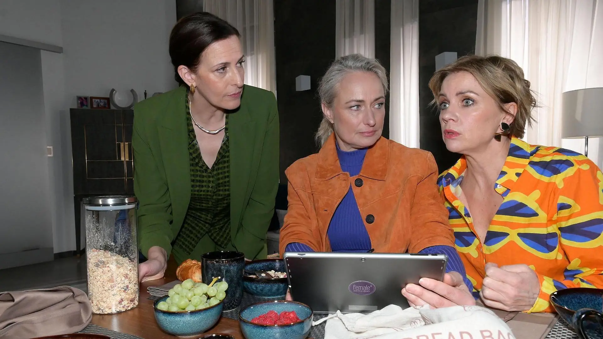 Yvonne (Gisa Zach, r.) stellt bei Katrin (Ulrike Frank, l.) und Maren (Eva Mona Rodekirchen) fest, dass sie in der Presse völlig falsch zitiert wird.