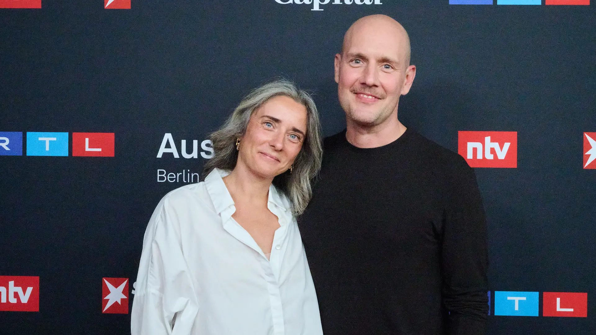 Oli.P und seine Frau Pauline Petszokat auf dem roten Teppich beim Sommerfest „Aussichtsreich” in Berlin