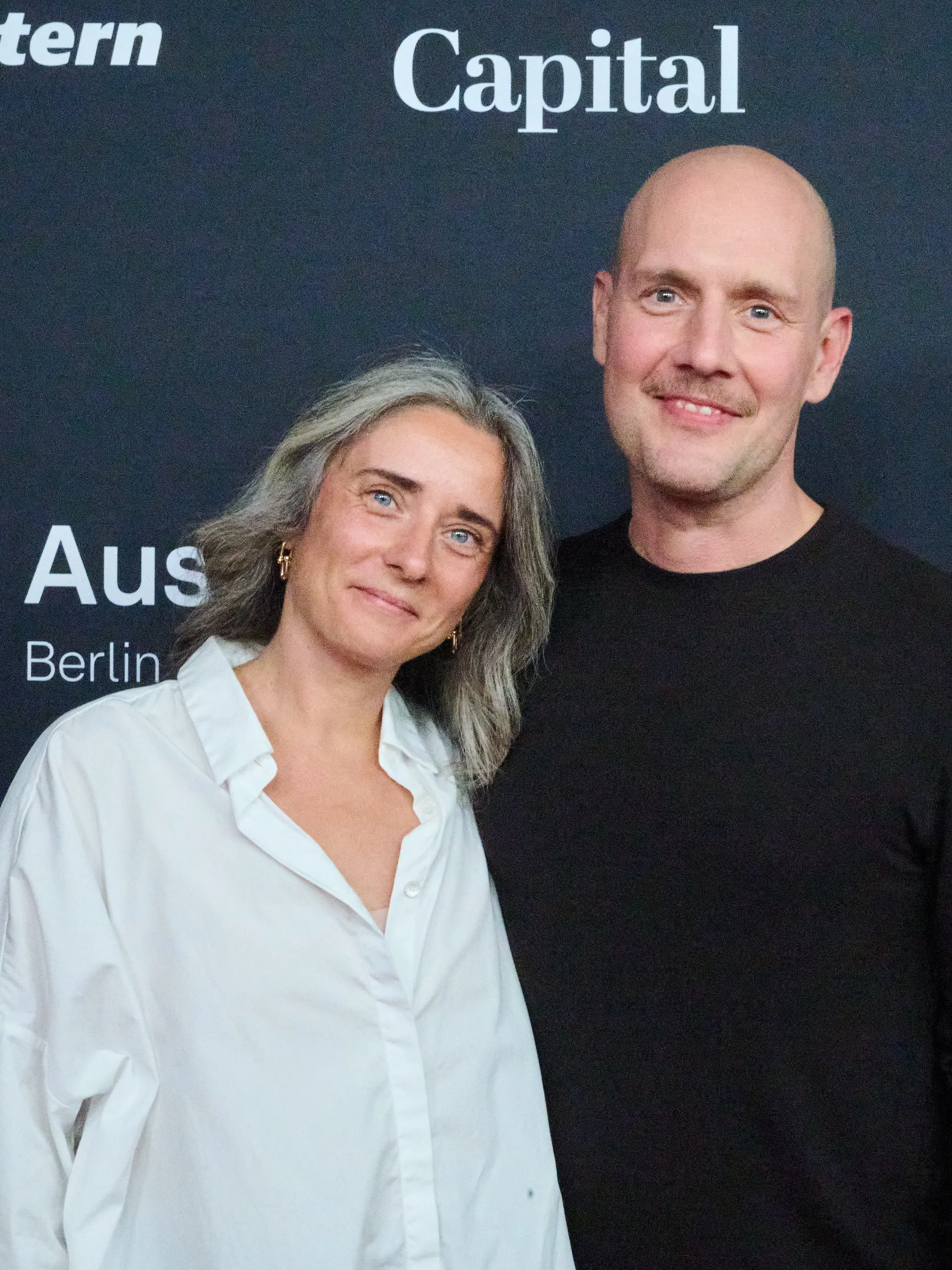 Oli.P und seine Frau Pauline Petszokat auf dem roten Teppich beim Sommerfest „Aussichtsreich” in Berlin