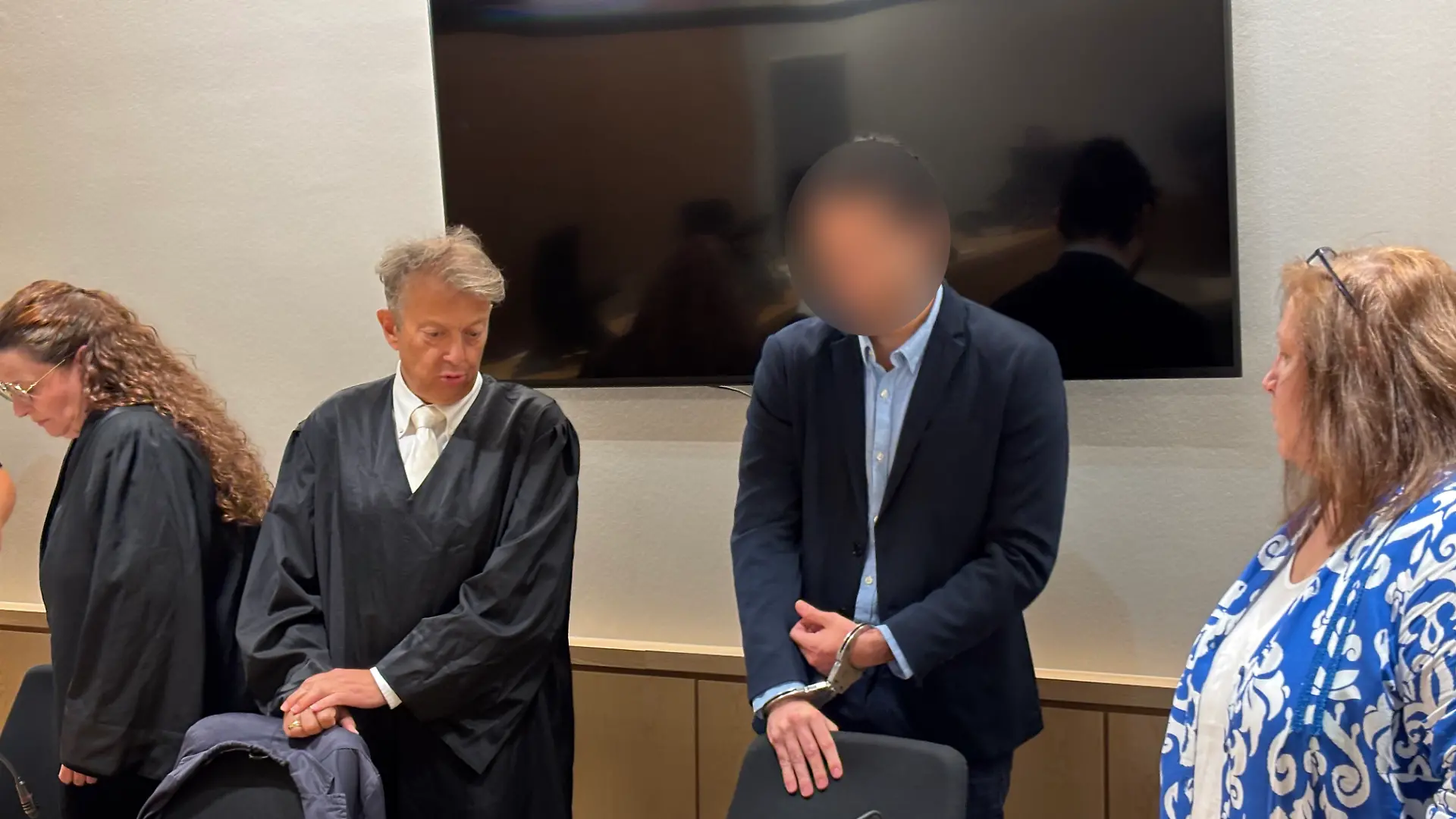 Der verurteilte Grieche mit einer Dolmetscherin bei der Urteilsverkündung.